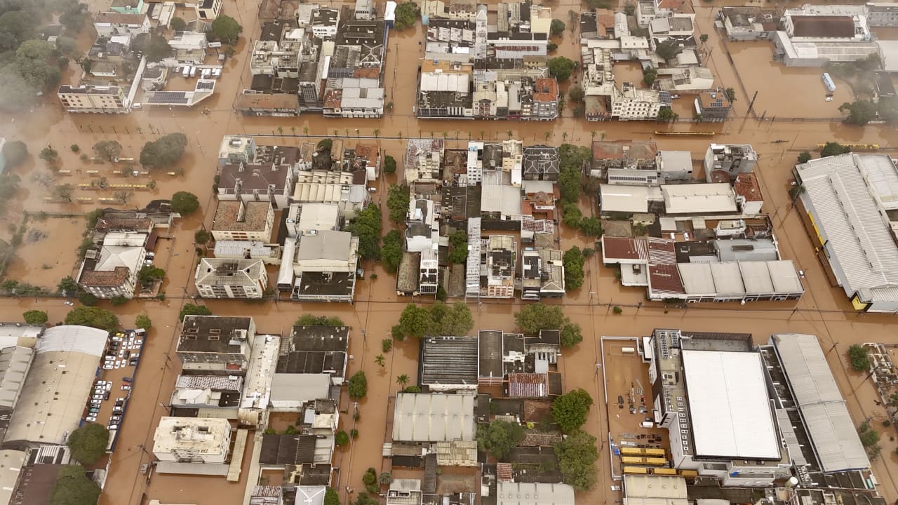 المياه ارتفعت لأسطح المنازل.. قتلى ومفقودون وآلاف النازحين جراء فيضانات البرازيل 