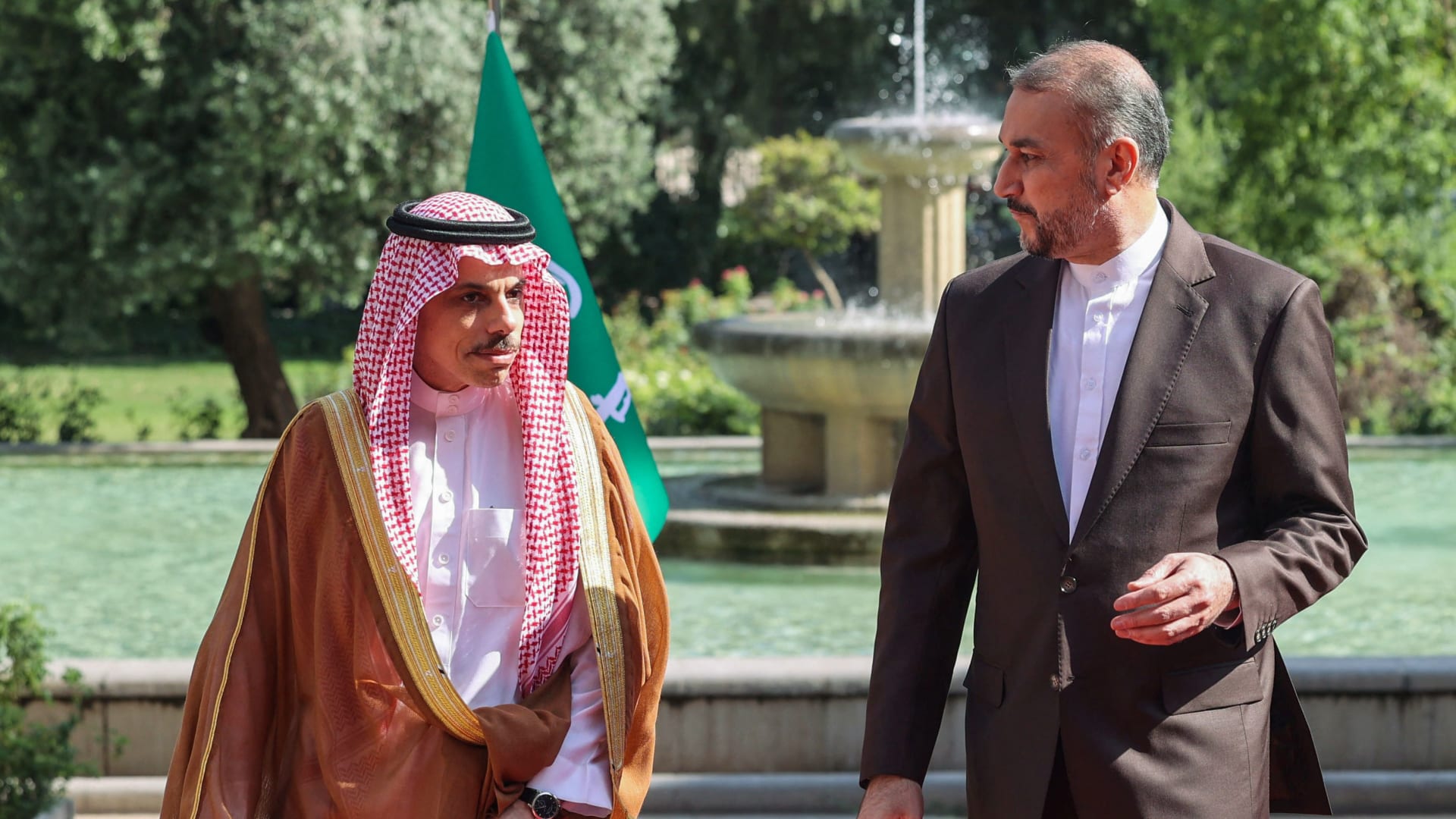 تداول فيديو لقاء وزيري خارجية السعودية وإيران.. وهذا ما ناقشاه بشأن غزة