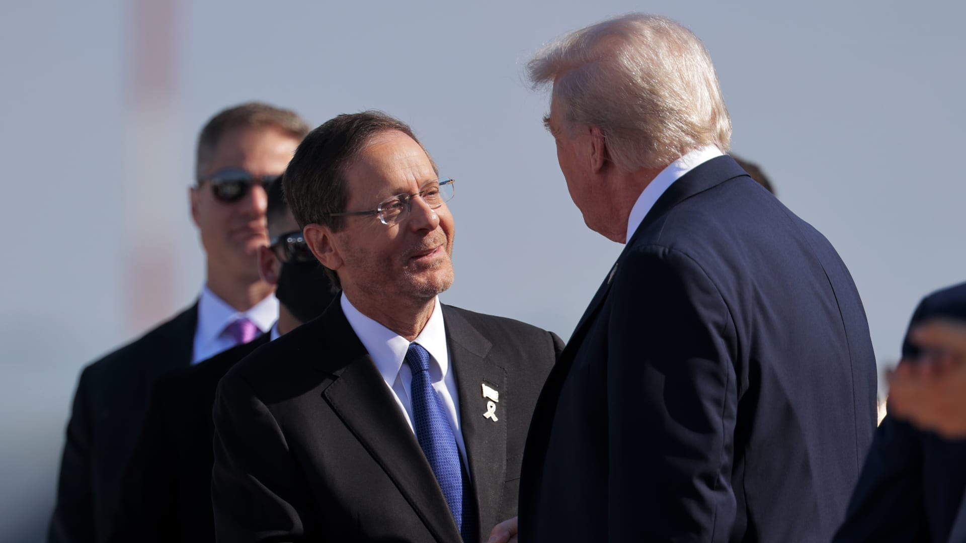 بعد يوم من لقاء نتنياهو.. ترامب يشن هجوماً على رئيس إسرائيل: "يجب أن يخجل من نفسه"