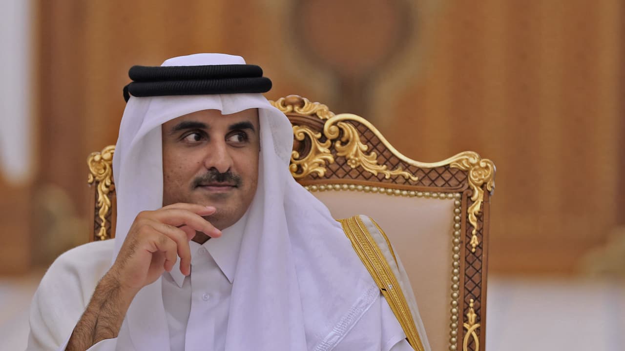 ظهور أمير قطر بين أولياء الأمور خلال حفل تخرج ابنته.. ومعلقون: "تواضع الكبار" 