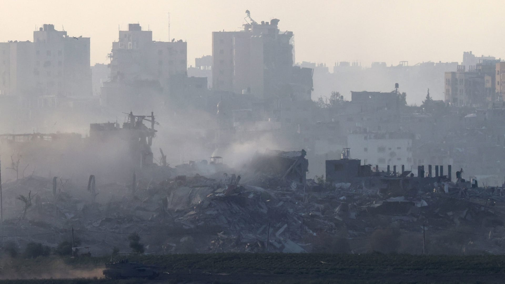 جثث تُجمع من الشوارع على عربات تجرها الحمير.. الهدنة تكشف حجم الدمار في غزة