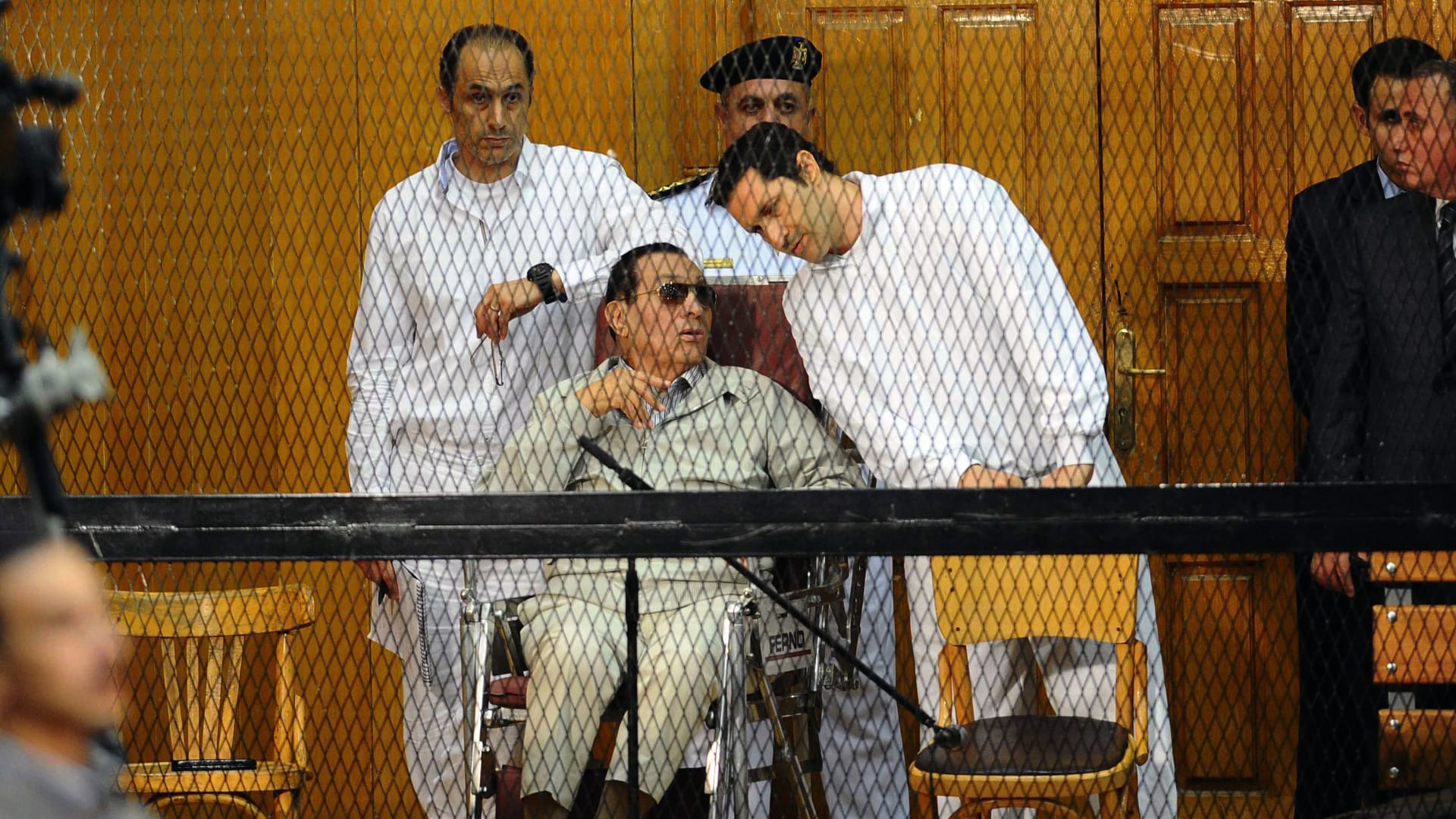 علاء مبارك يعلق على فيديو لوزيرة سابقة عن معاملة والده