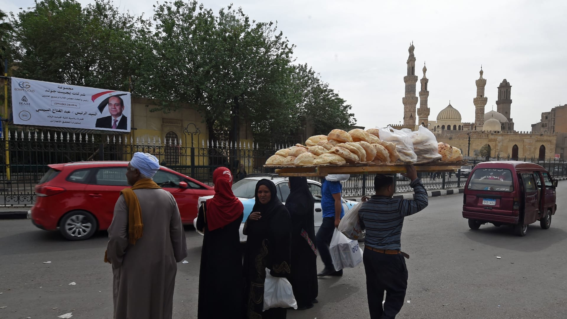 السيسي يوجه الحكومة بـ"اتخاذ كل الاحتياطات المالية والسلعية" بسبب التوترات في المنطقة.. وخبراء يعلقون