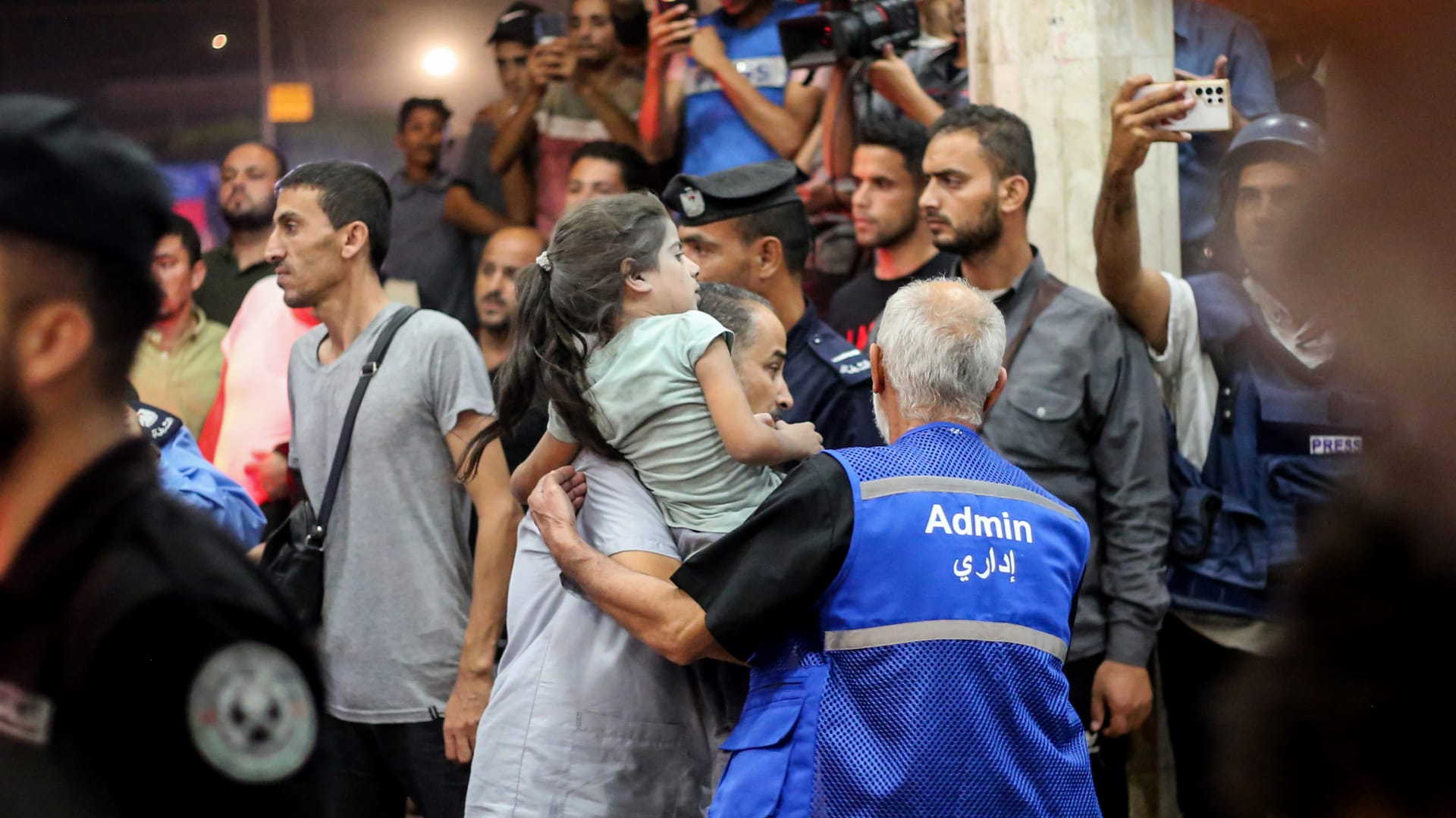 "لم أظن أبدًا أنني سأصبح جزءًا من القصة".. صحفي CNN في غزة يخلي منزله خشية قصف إسرائيل