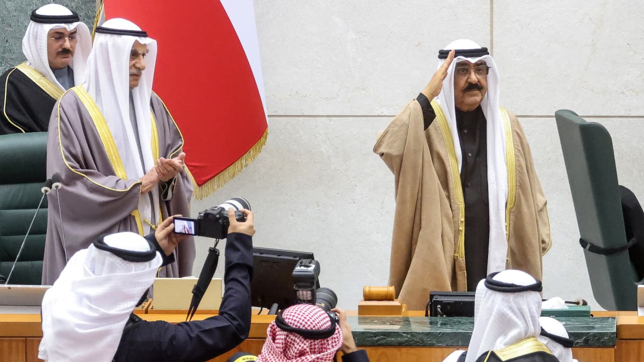 أمير الكويت يأمر بحل مجلس الأمة ووقف العمل بمواد دستورية لمدة 4 سنوات لإجراء "دراسة للممارسة الديمقراطية"