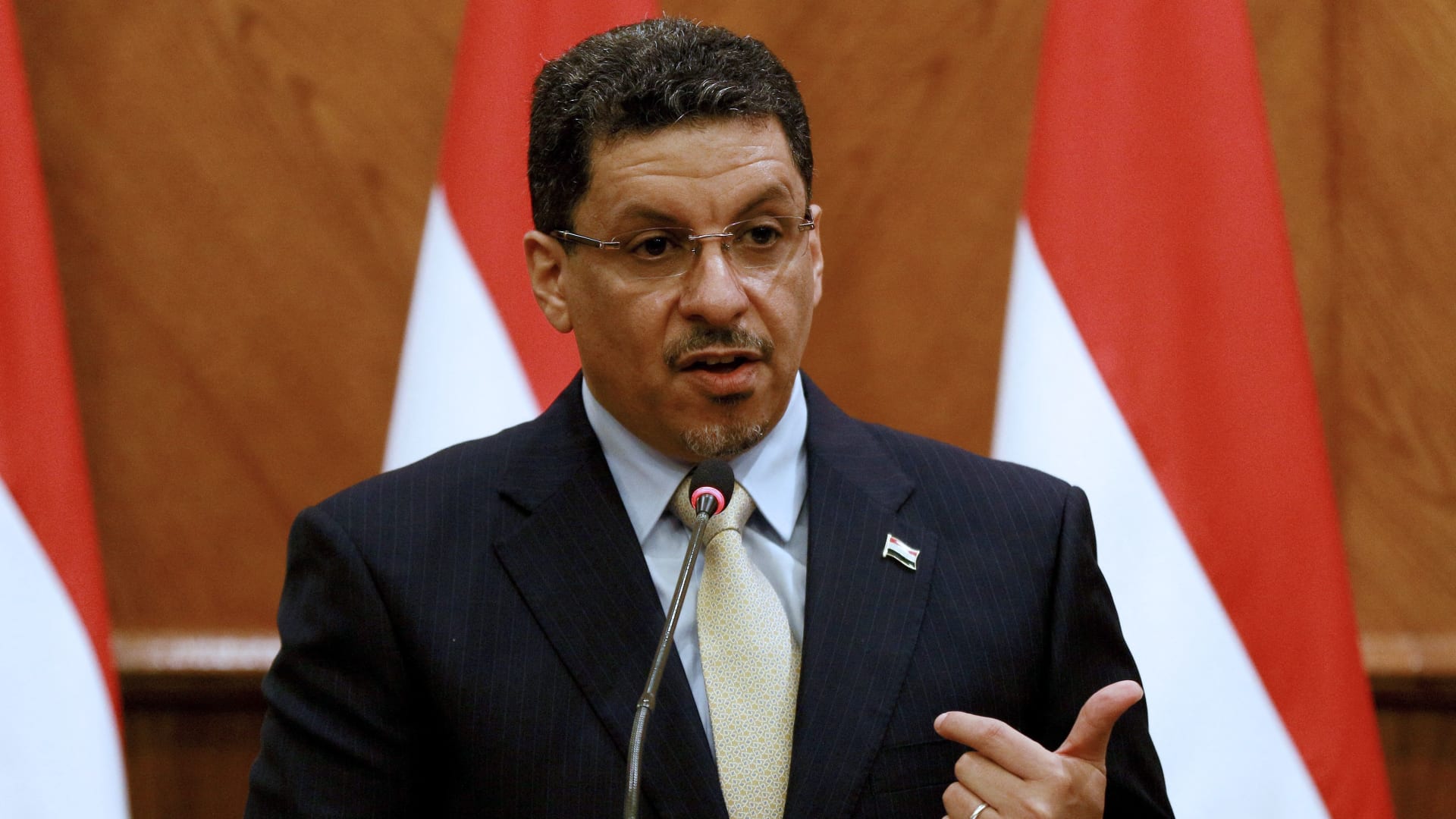 وزير خارجية اليمن يرد لـCNN على طرح "الانفصال الجنوبي".. ويصف أزمة "صافر" بـ"قنبلة موقوتة"
