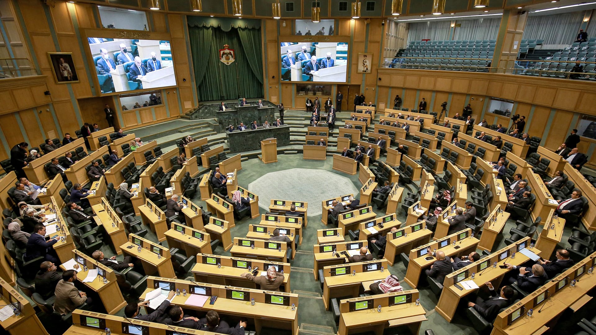 رد وزير أردني على سؤال نيابي حول "العمل اللائق" يشعل استجوابًا من 100 سؤال