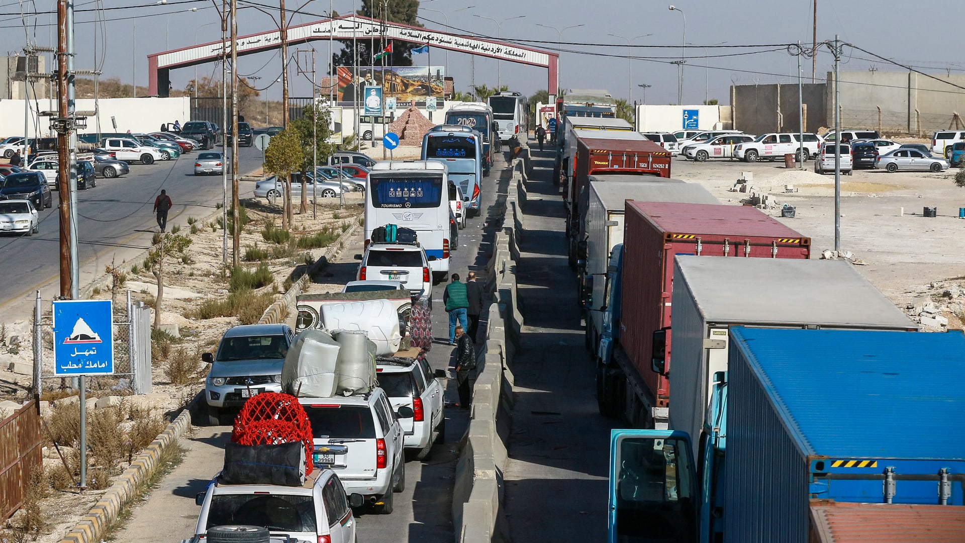 مباحثات بين عمّان ودمشق حول منع عبور الشاحنات "الأجنبية" من الأردن إلى سوريا