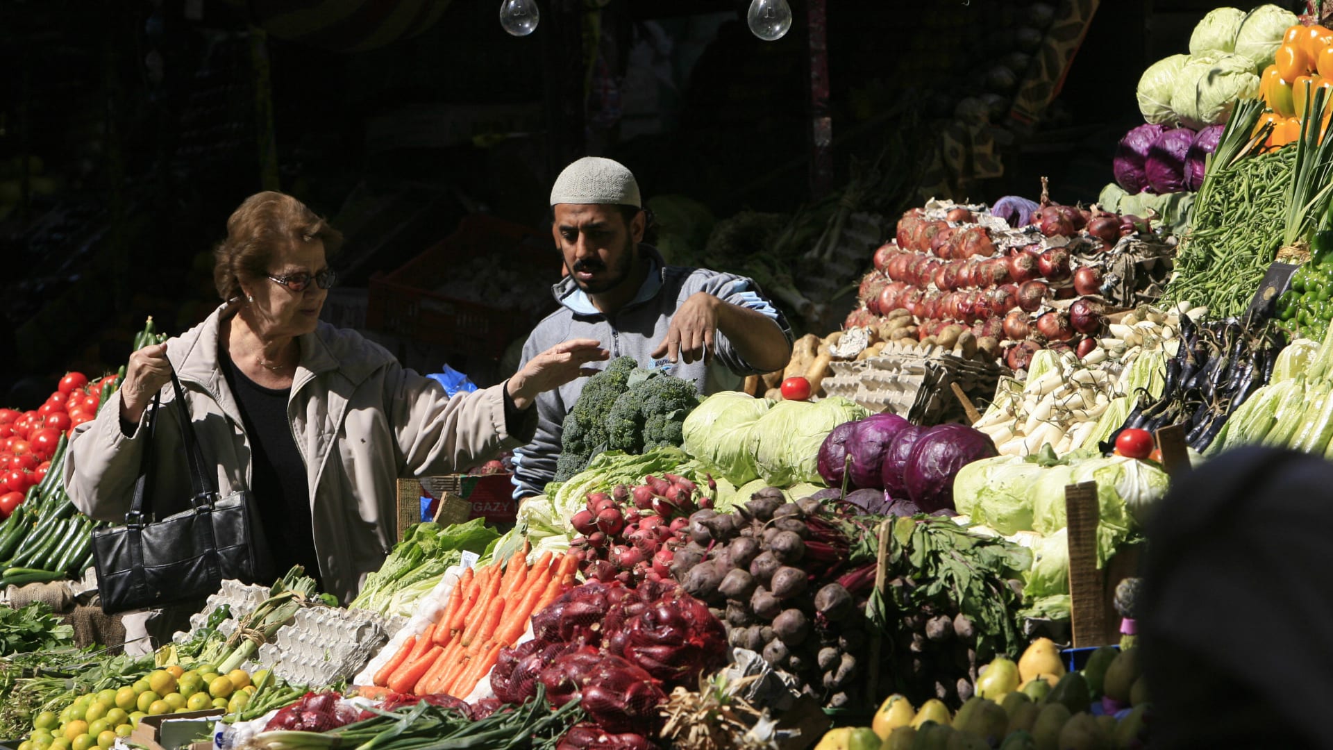 أسعار الغذاء ترفع معدل التضخم في مصر للشهر الثالث على التوالي.. وخبراء يعلقون