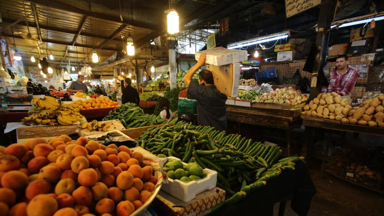 الأردن يواجه مخاوف ارتفاع أسعار السلع بتدخل حكومي يشمل العقوبات والسقوف السعرية