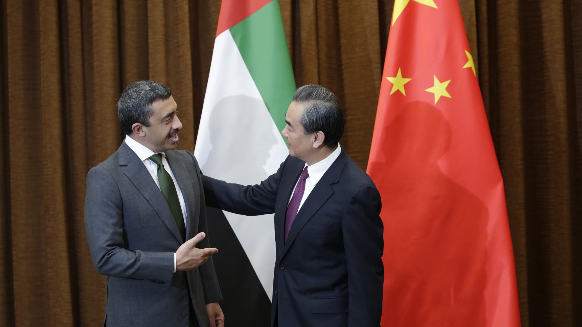 وزيرا خارجية الإمارات والصين يؤكدان عمق الشراكة بين البلدين