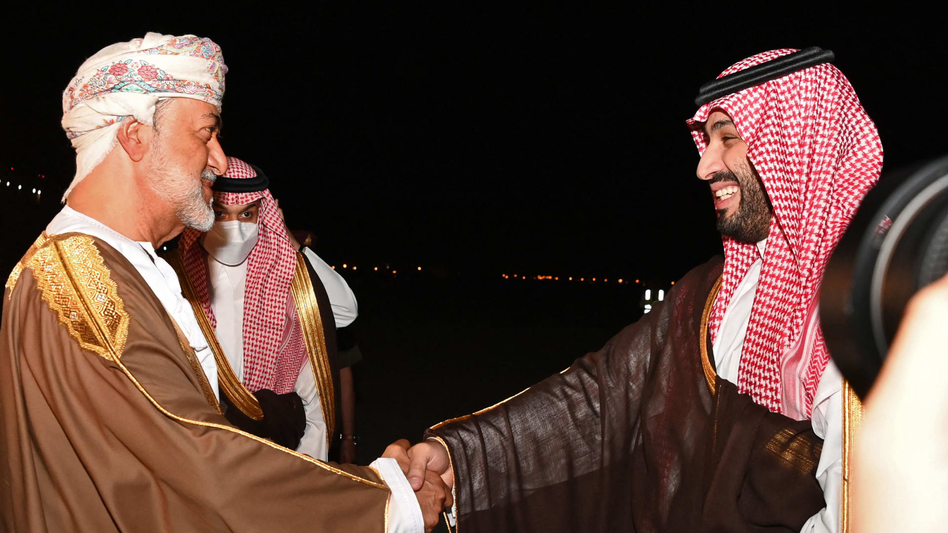 سلطان عُمان هيثم بن طارق يرحب بالأمير محمد بن سلمان ولي العهد السعودي