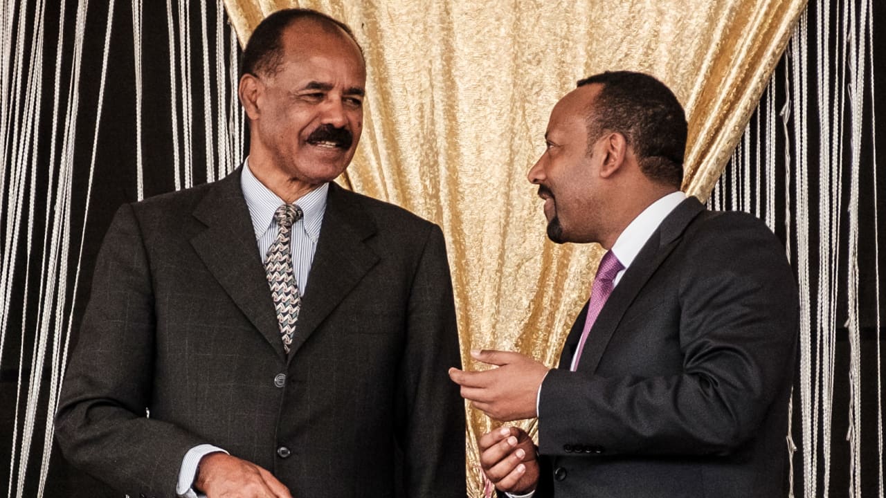 الرئيس الإريتري أسياس أفورقي (إلى اليسار) ورئيس الوزراء الإثيوبي أبي أحمد