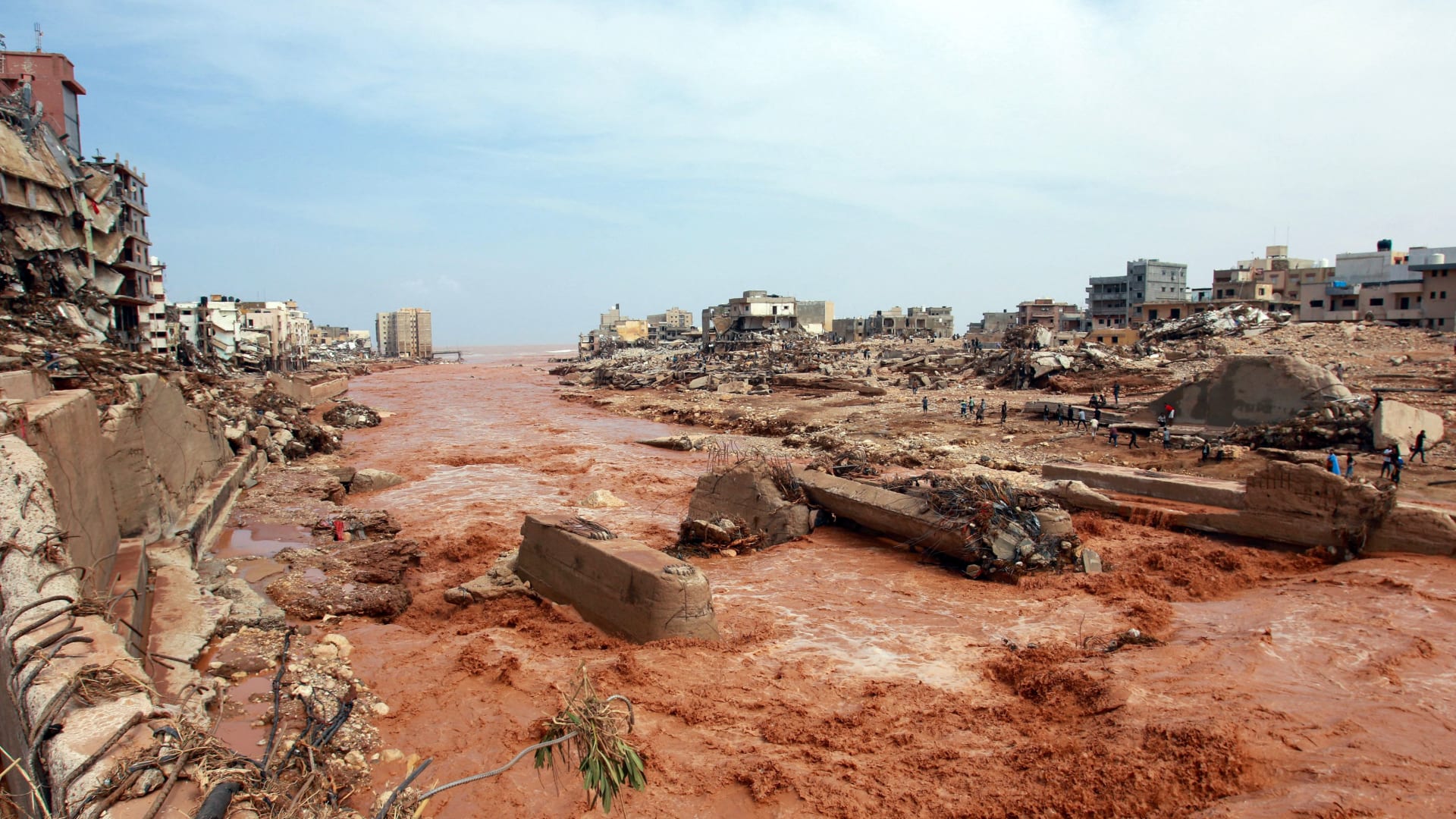"كأنه مشهد من نهاية العالم".. فيضانات جرفت سدين وأحدثت الكارثة في ليبيا