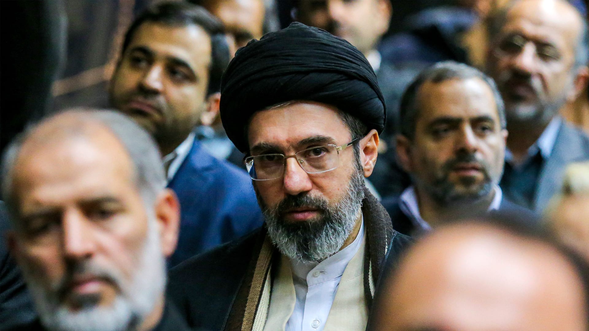 حقيقة فيديو "ظهور مجسم لمرشد إيران بمراسم تشييع علي خامنئي"؟