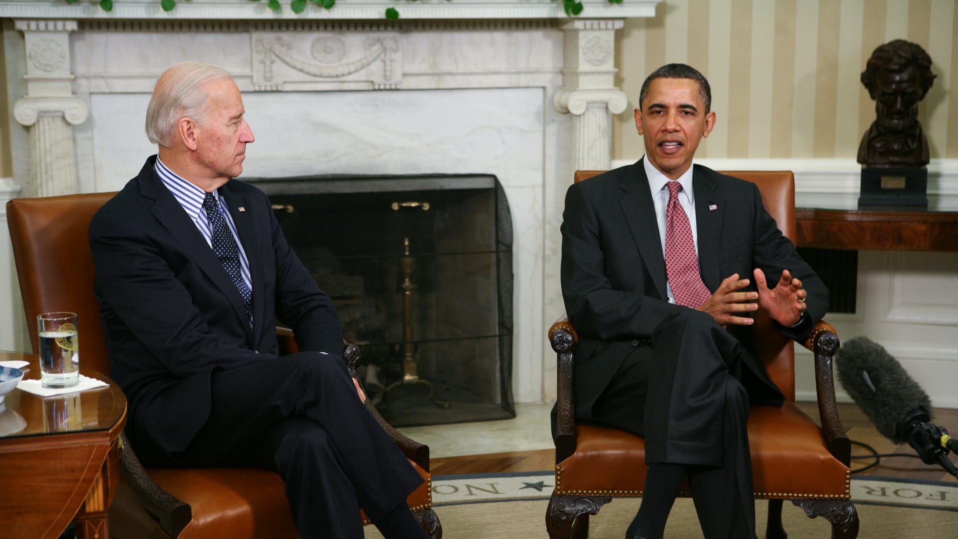 صورة أرشيفية تجمع الرئيس الأمريكي الأسبق باراك أوباما ونائبه جو بايدن في البيت الأبيض