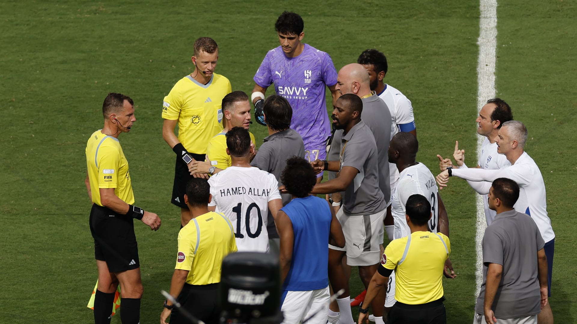 ياسين بونو يثير جدلاً.. هذا ما فعله بعد مباراة الهلال وفلومينينسي