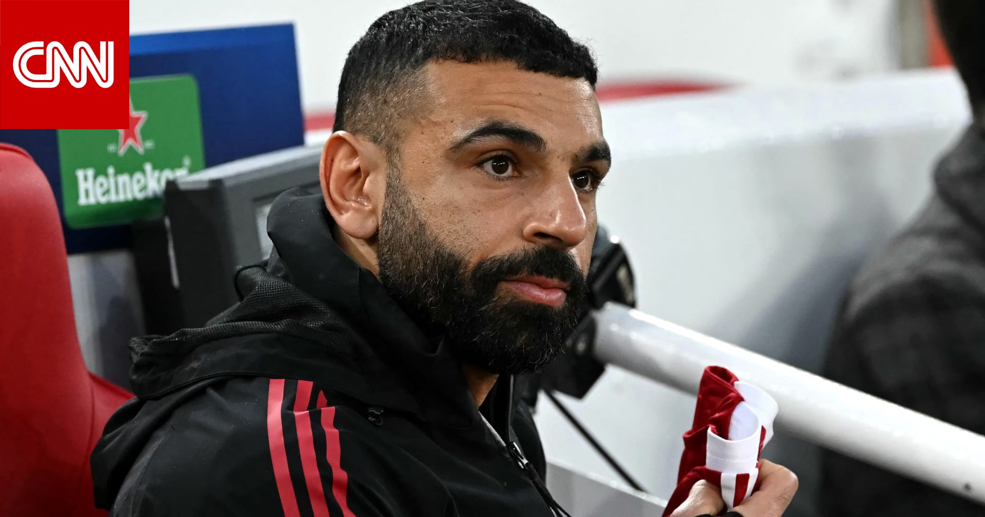 تداول لقطة لمحمد صلاح ومواطنه أحمد المحمدي خلال مباراة ليفربول وأستون فيلا 