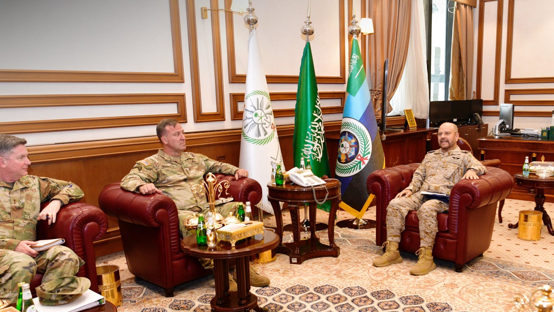 قائد القيادة المركزية الأمريكية يزور الرياض.. و وزارة الدفاع السعودية توضح التفاصيل