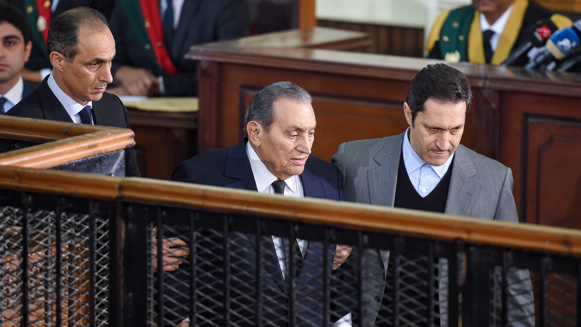 صورة أرشيفية لجمال وعلاء مبارك مع والدهما في محكمة مصرية