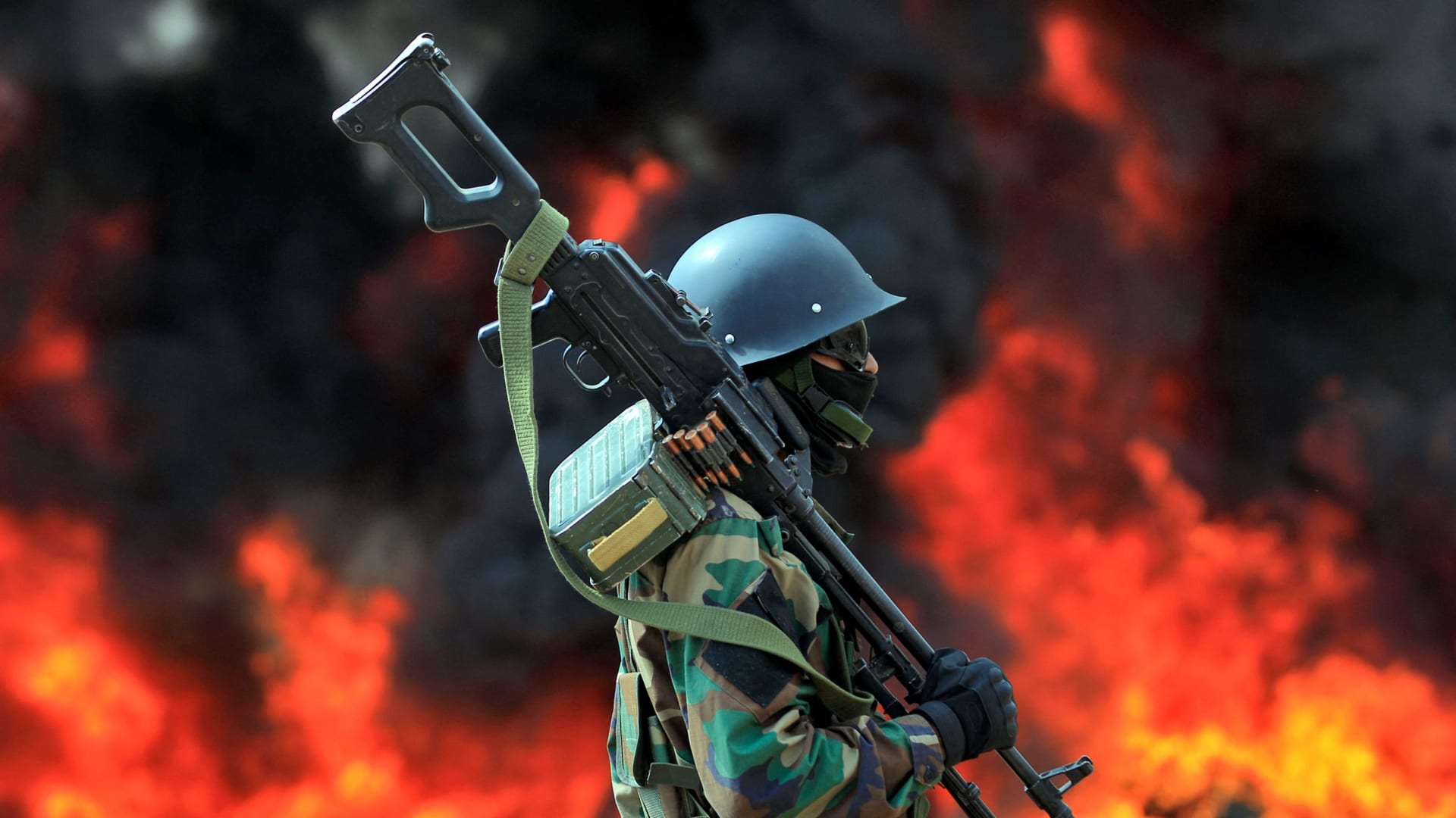 الحوثيون يوجهون رسالة لأمريكا وبريطانيا بشأن الضربات العسكرية و"دعم غزة"