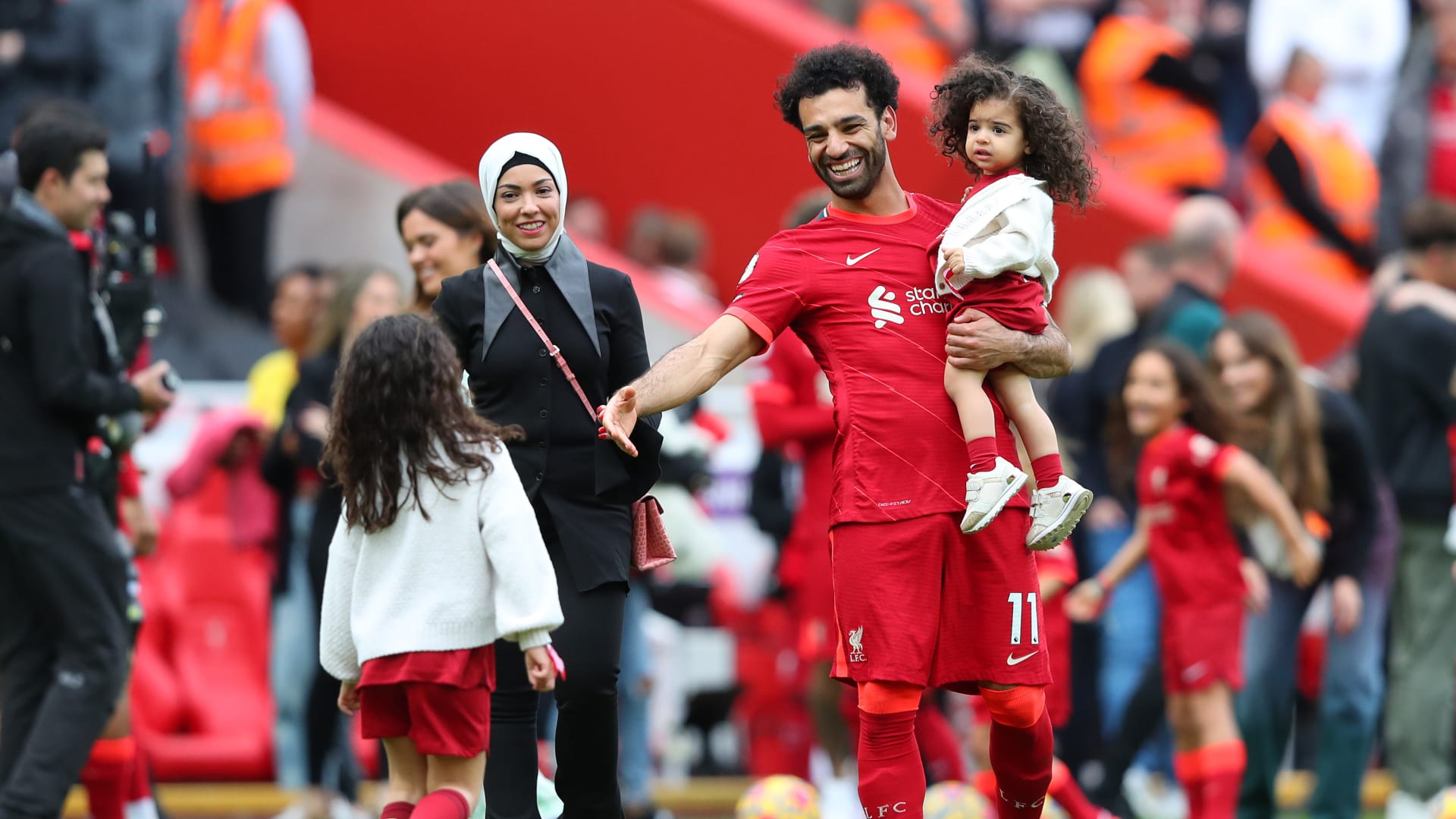 ظهور مكة وكيان مع صلاح في ممر شرفي للاعبي ليفربول يثير تفاعلاً
