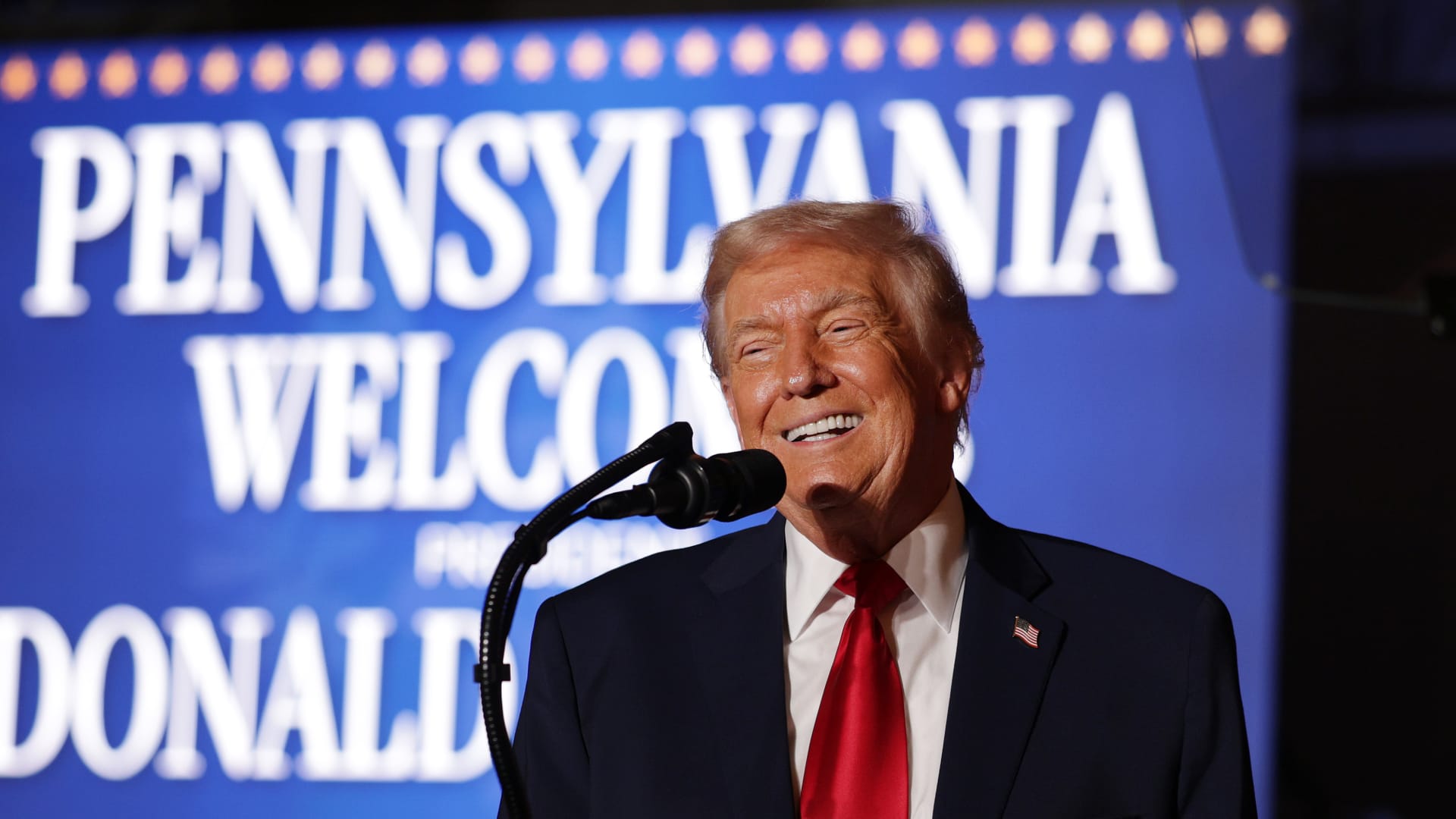 ترامب يمازح الحضور في تجمع جماهيري: "لو قرأت المكتوب في جهاز التلقين ستغفون"