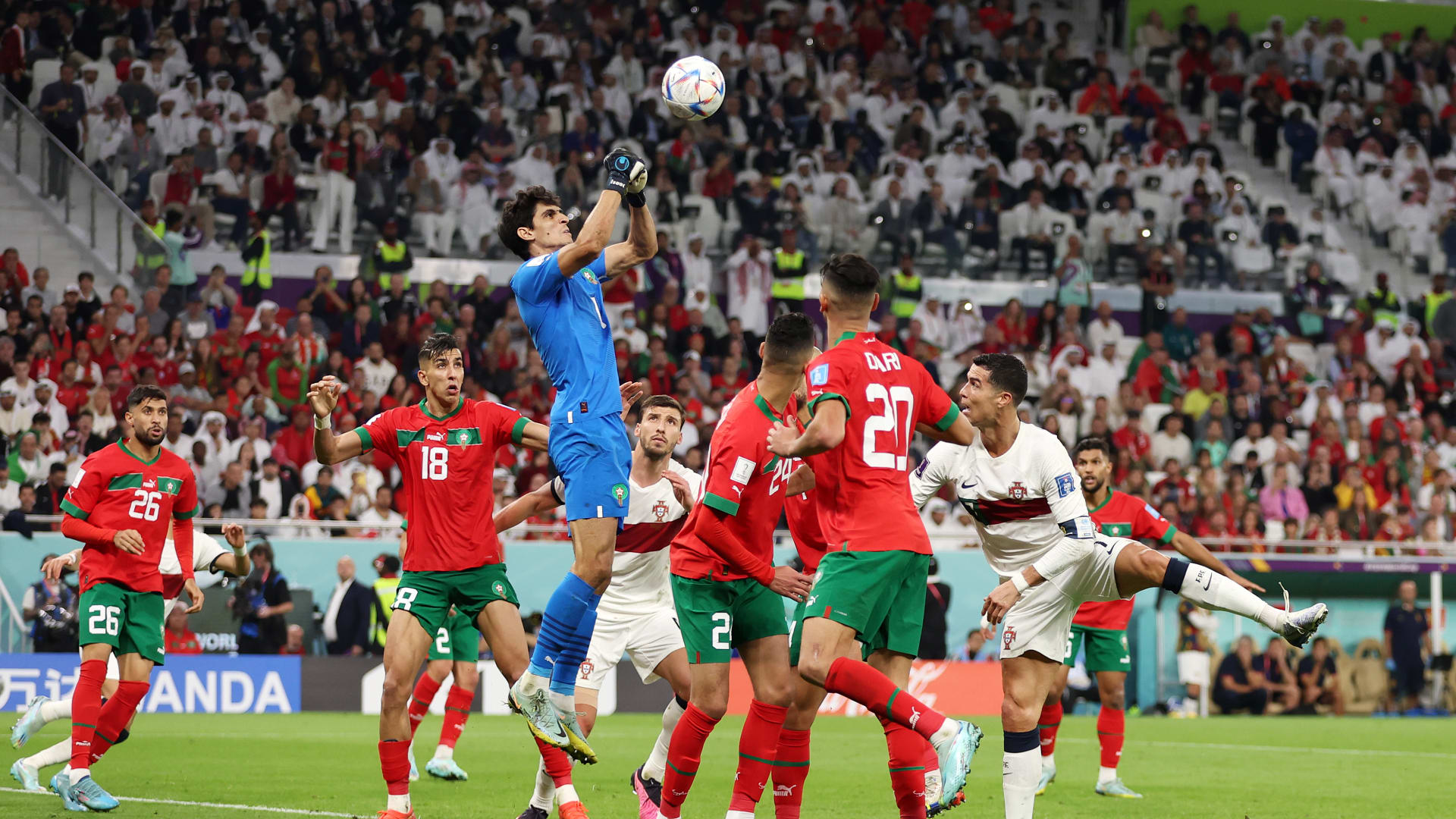 من مسرح الحدث التاريخي.. أفراح الجماهير المغربية بعد الوصول إلى ربع نهائي كأس العالم