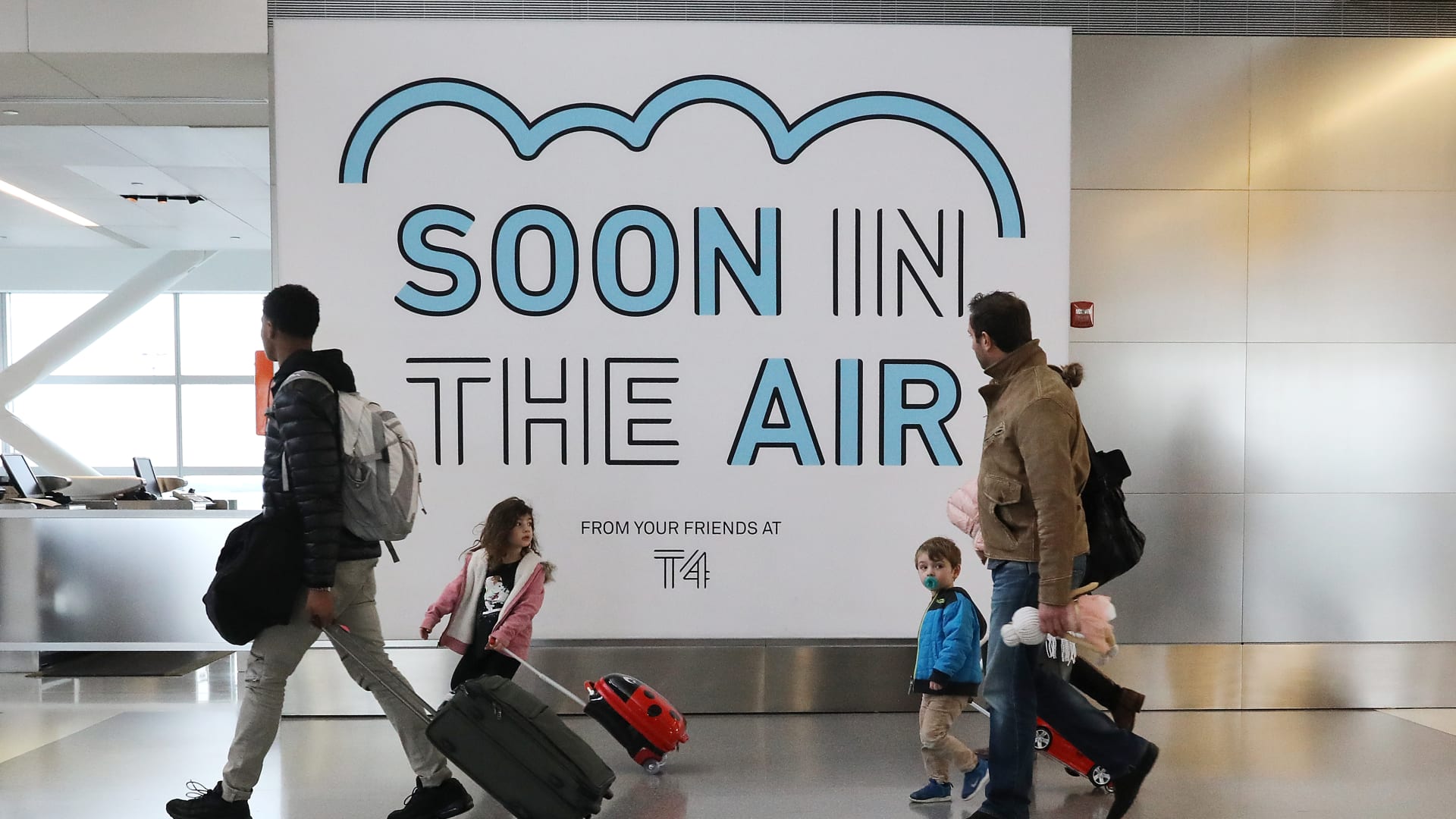 مسافرون عبر مطار جون إف كينيدي (JFK) في مدينة نيويورك، في 28 مايو 2021.