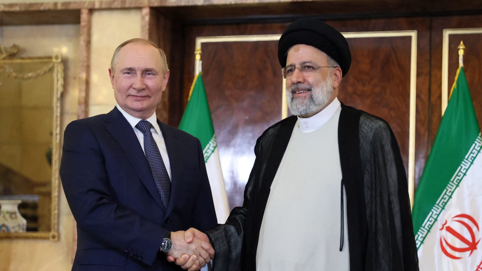 لقاء سابق بين الرئيس الروسي فلاديمير بوتين ونظيره الإيراني إبراهيم رئيسي 