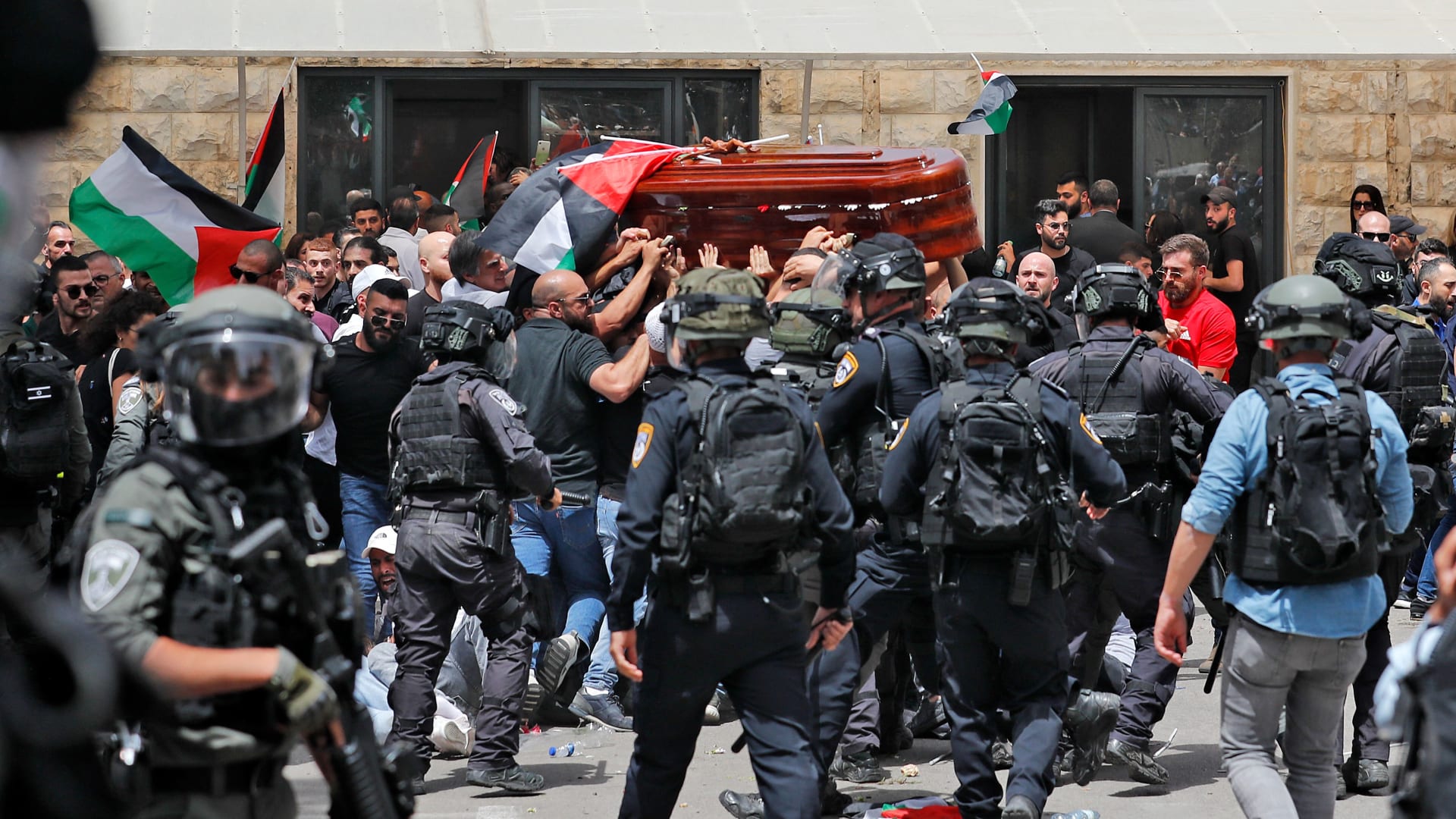 شاهد كيف رد مسؤول إسرائيلي على سبب ضرب الشرطة الإسرائيلية مشيعي شيرين أبو عاقلة