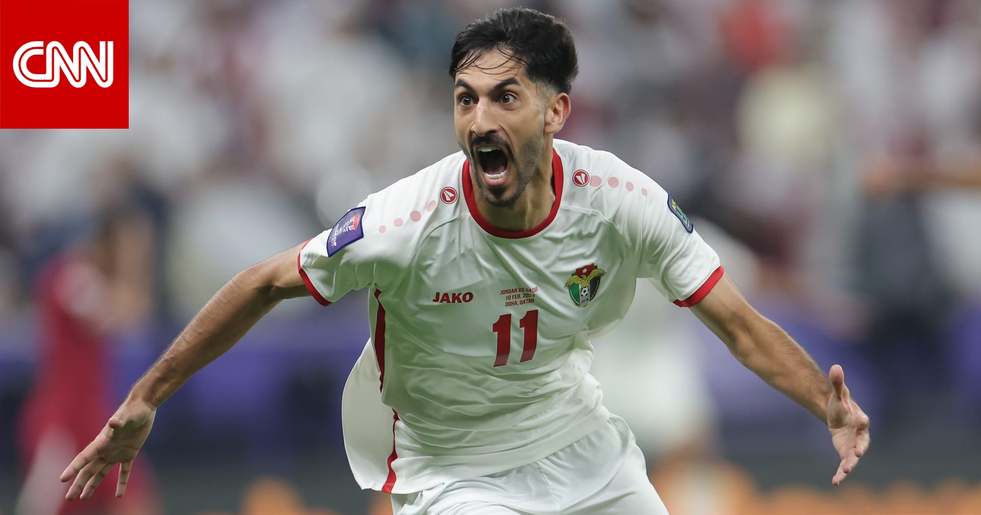 تصرف لافت من لاعبي منتخب الأردن تجاه يزن النعيمات خلال مباراة السعودية 