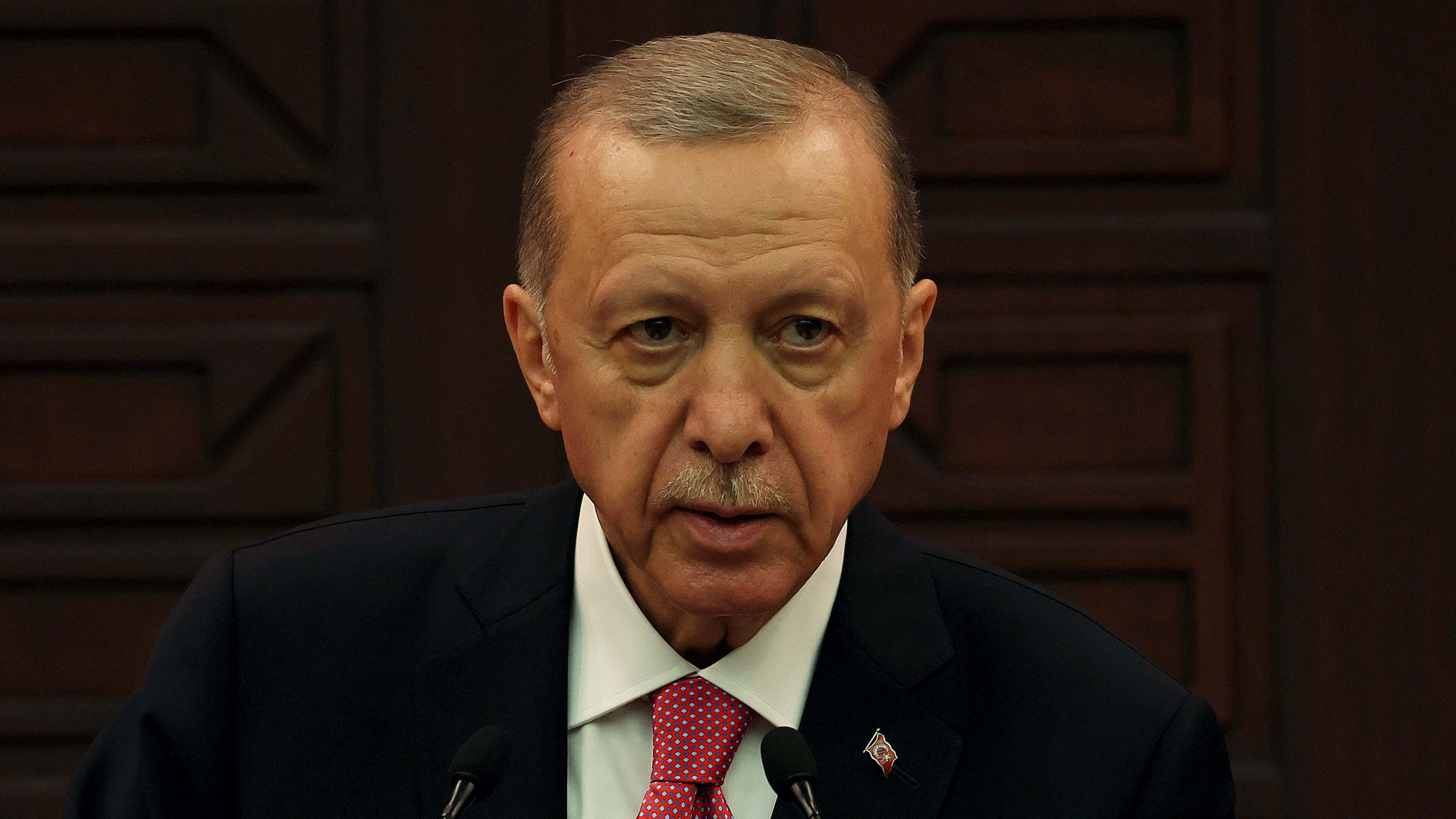 "أقسم بشرفه وعرضه وليس بالله".. فيديو قسم أردوغان يثير تفاعلا بمراسم تنصيبه