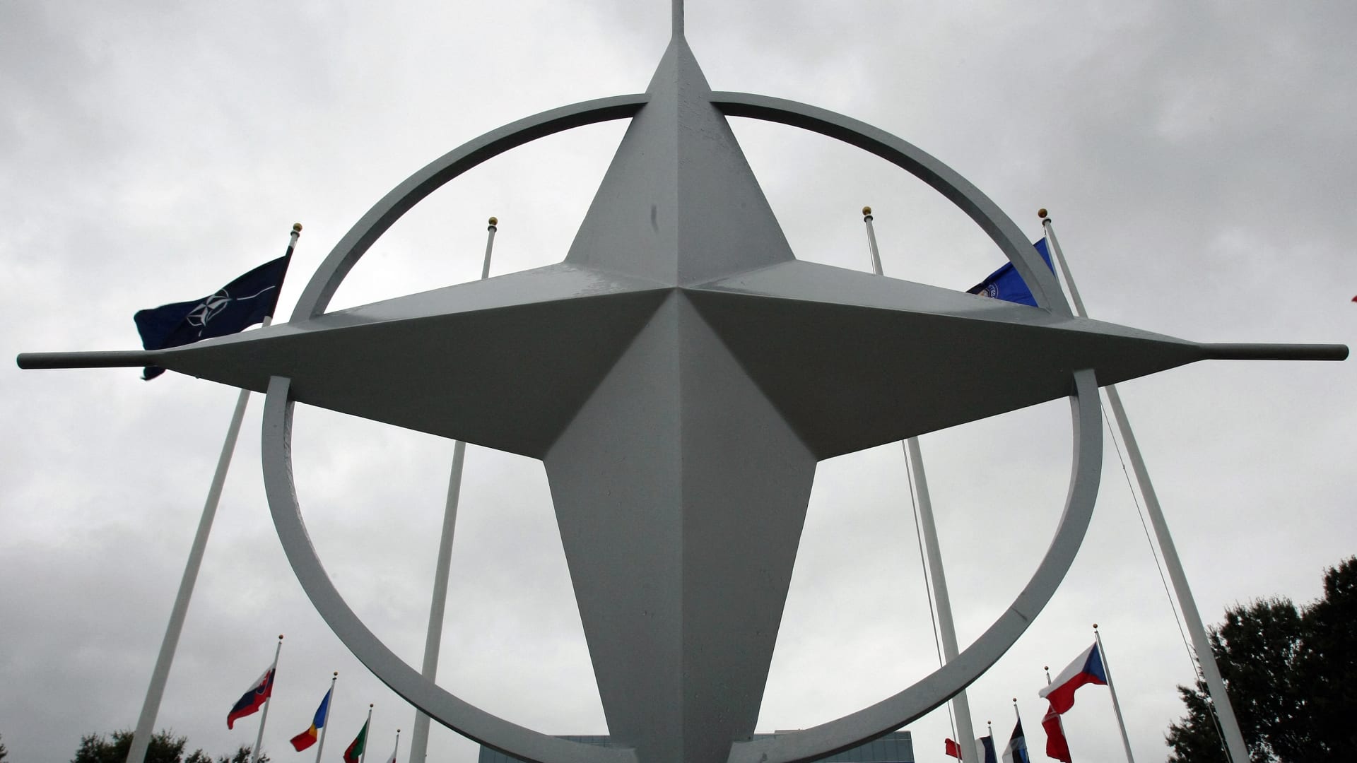 شعار حلف شمال الأطلسي "الناتو" 