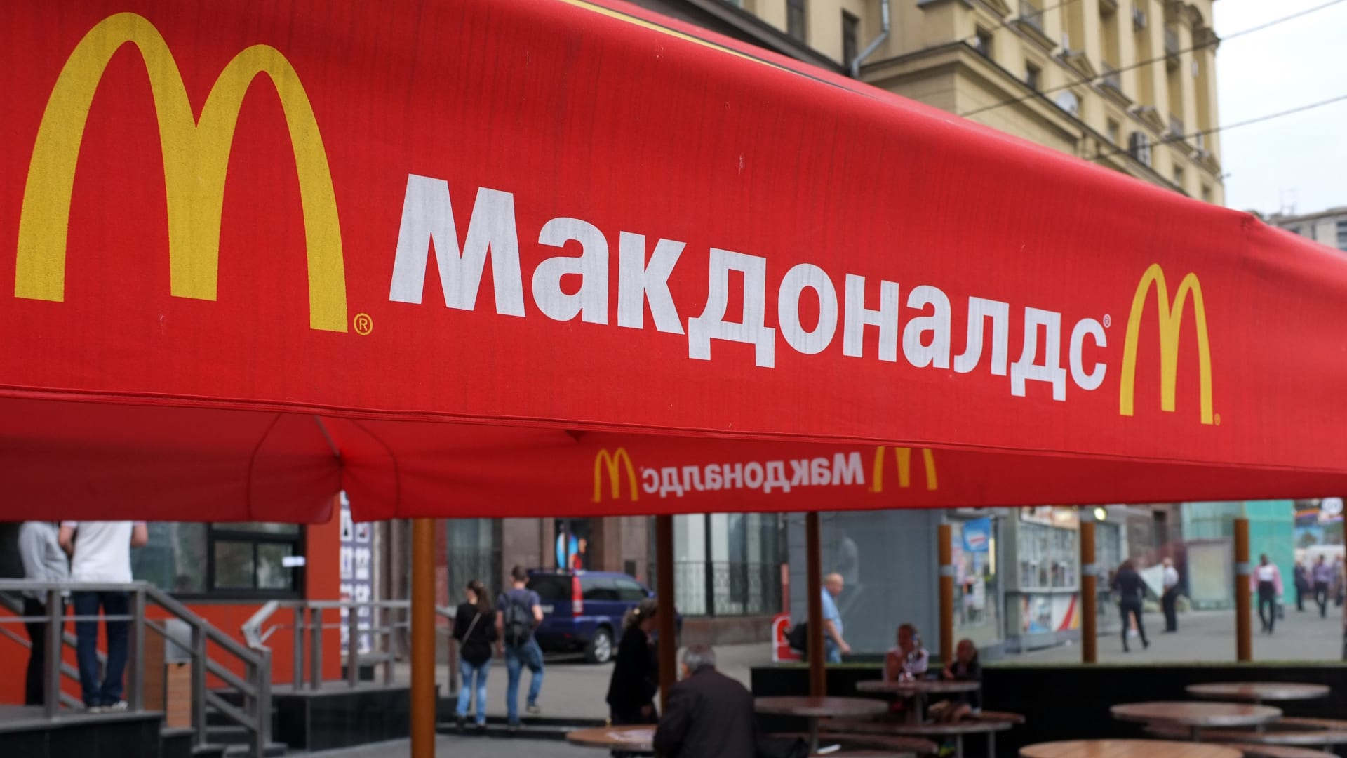 ماكدونالدز تعلن إغلاق مئات من مطاعمها في روسيا مؤقتًا