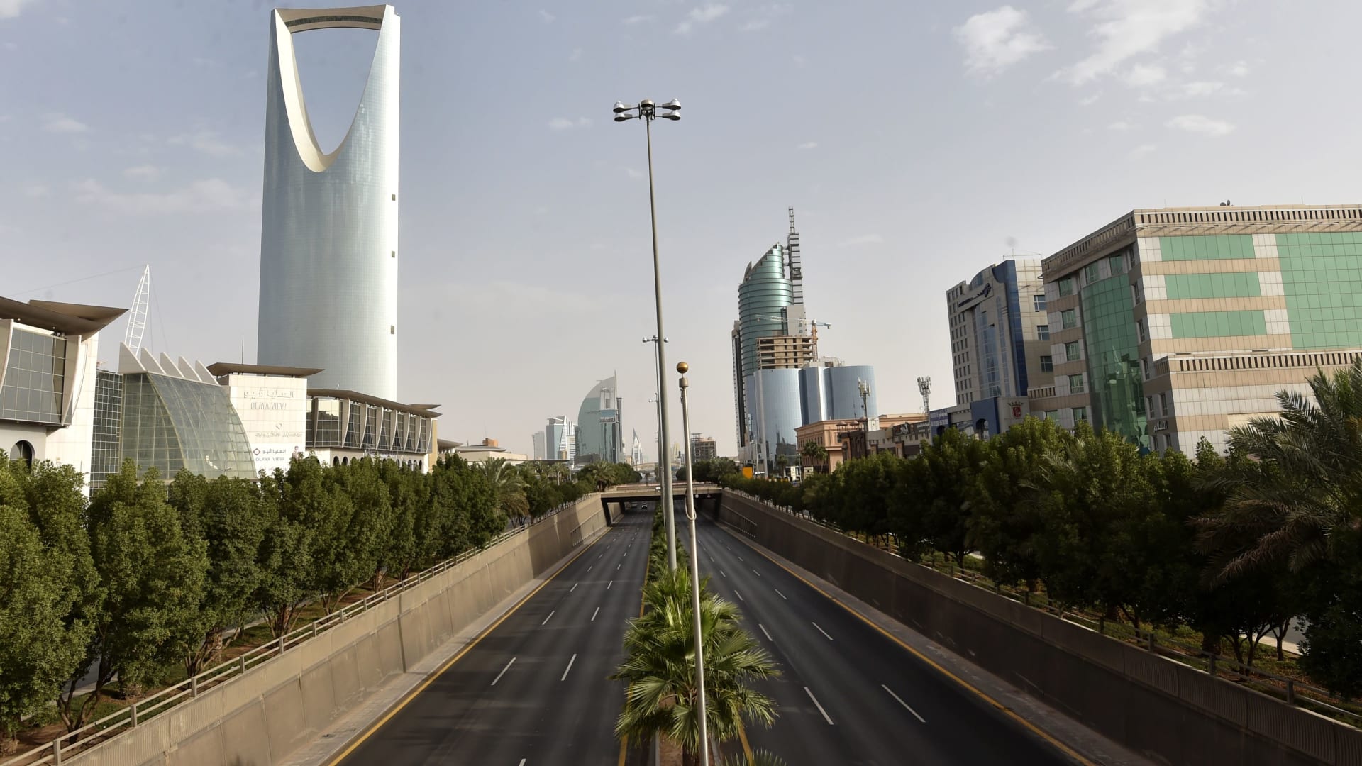 طريق الملك فهد الرئيسي فارغًا في العاصمة السعودية الرياض