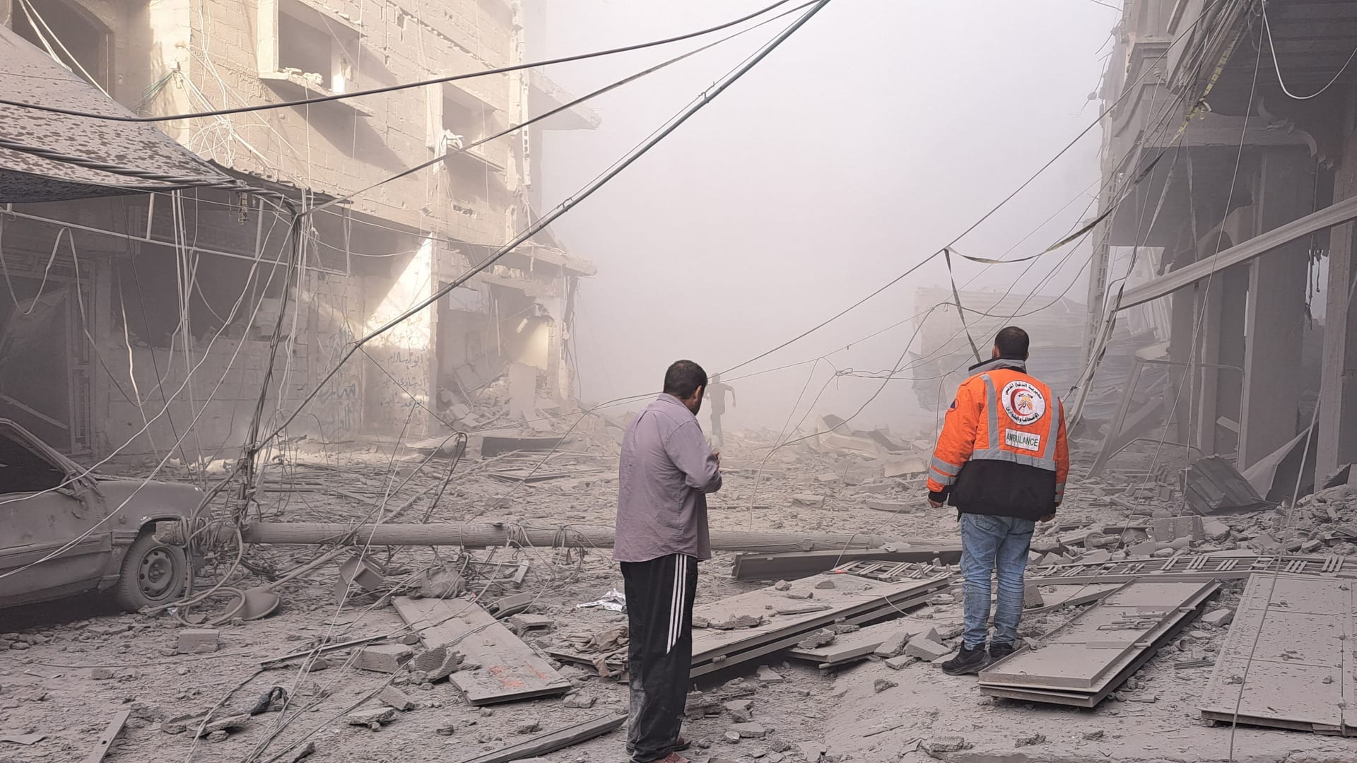 “تم قصف المباني أمام أعيننا”.. إبراهيم دهمان يروي قصة فراره وعائلته من غزة