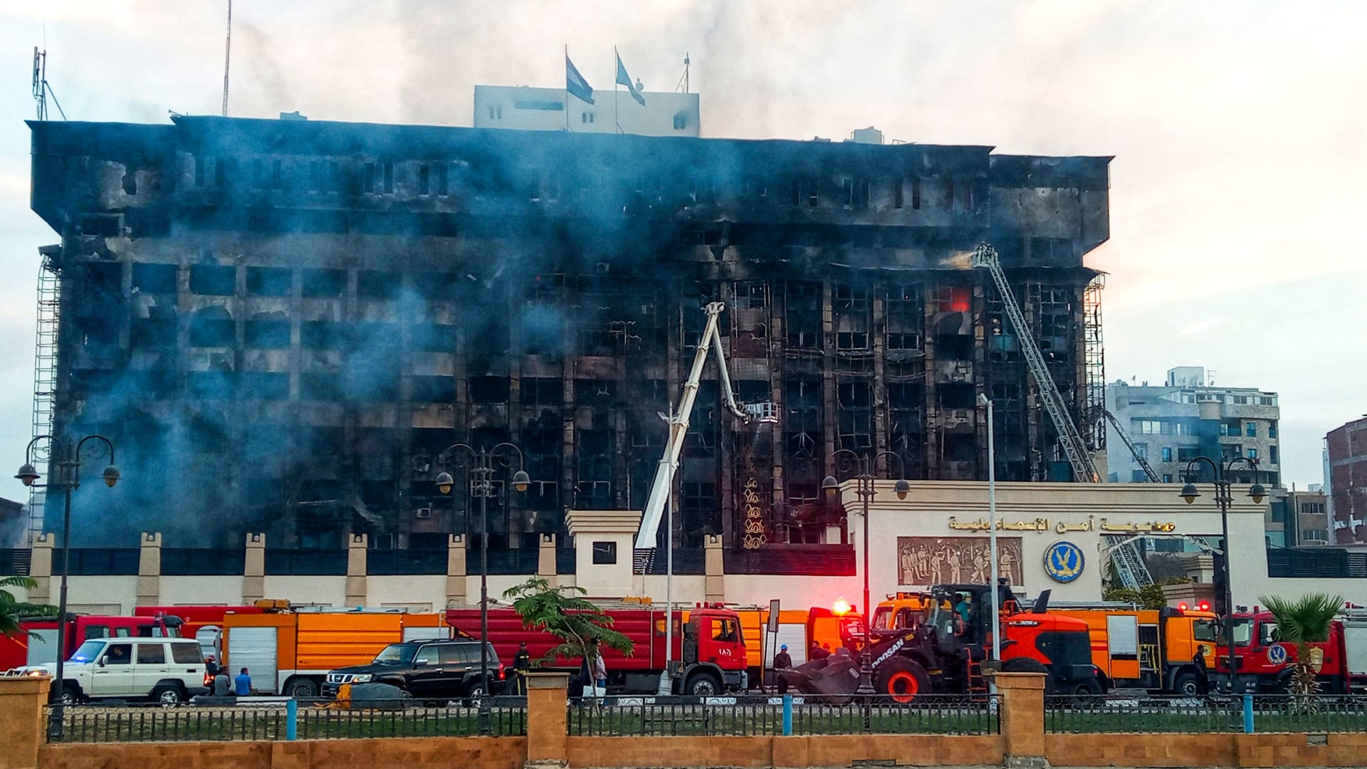 فيديو يظهر لحظة اندلاع حريق هائل بمبنى مديرية أمن الإسماعيلية في مصر