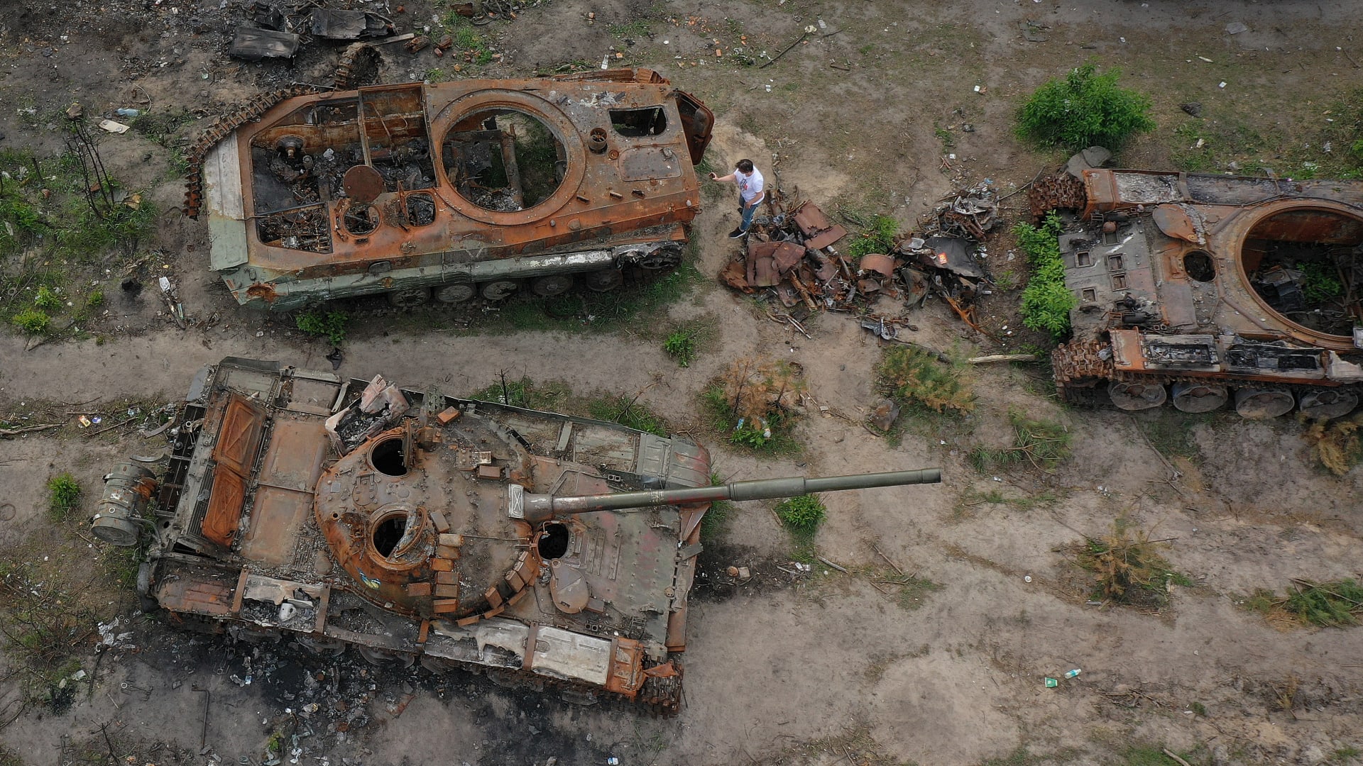 صورة أرشيفية لدبابات روسية مدمرة خلال المعارك في أوكرانيا