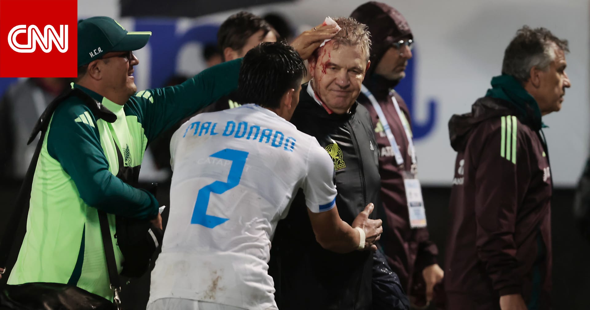 نزف الدماء جراء "مقذوفات".. معاقبة منتخب هندوراس بعد اعتداء على مدرب المكسيك