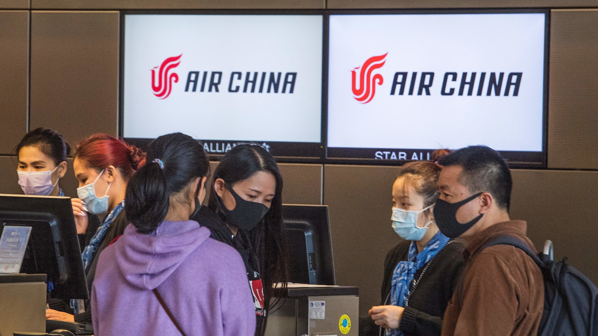 صورة أرشيفية لمسافرين صينين في مطار لوس أنجلوس الدولي