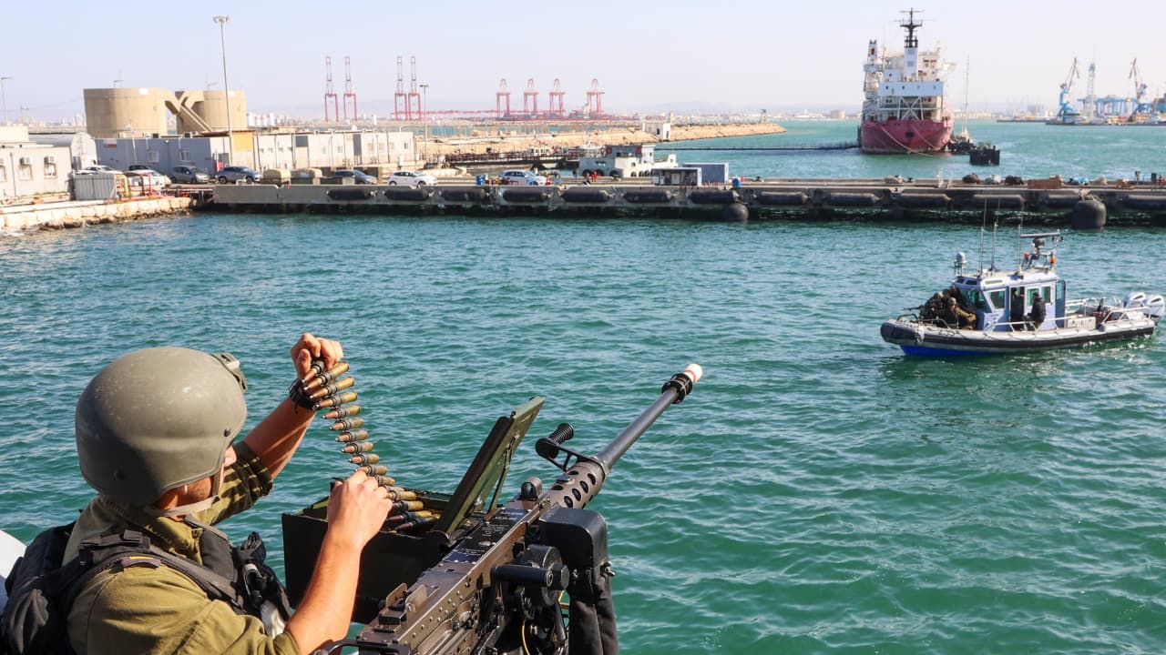 الحوثيون يزعمون مهاجمة 4 سفن في ميناء حيفا