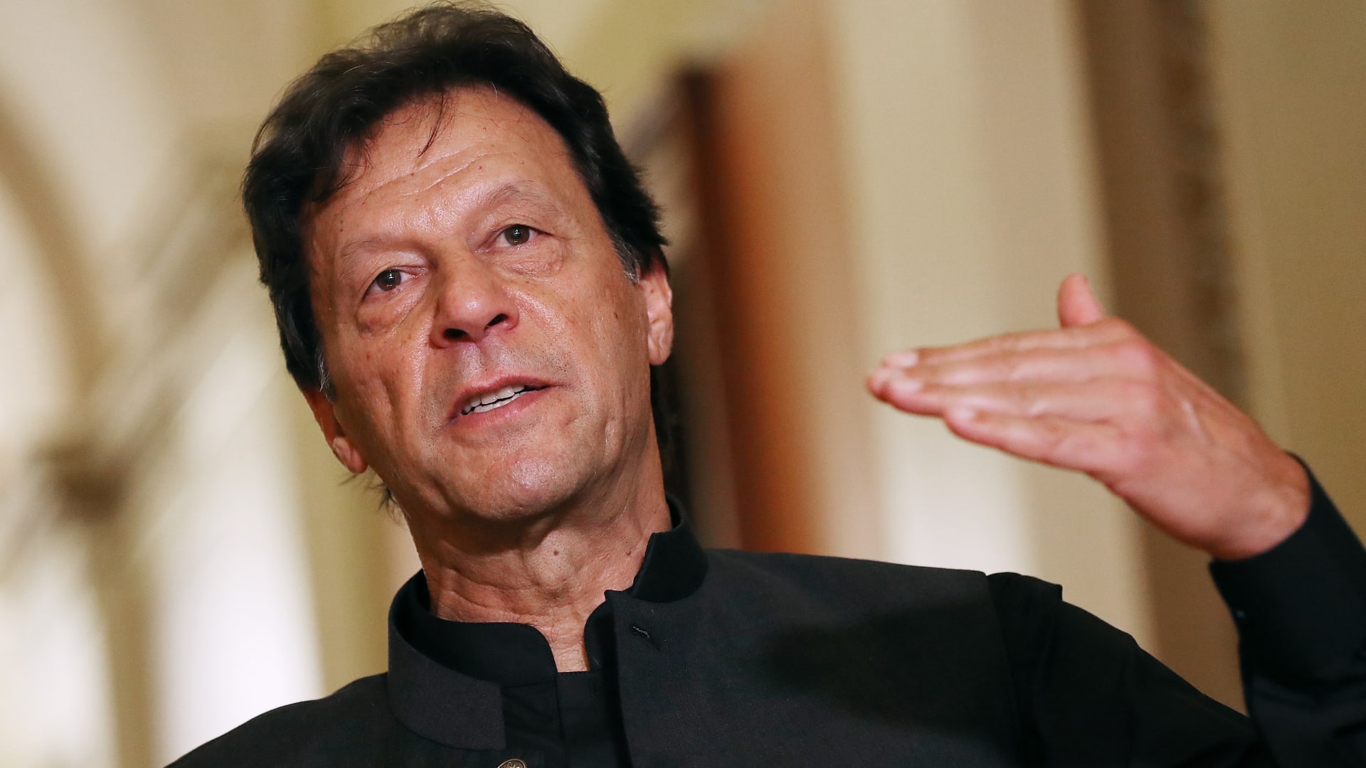 البرلمان الباكستاني يطيح برئيس الوزراء عمران خان بعد تصويت بحجب الثقة