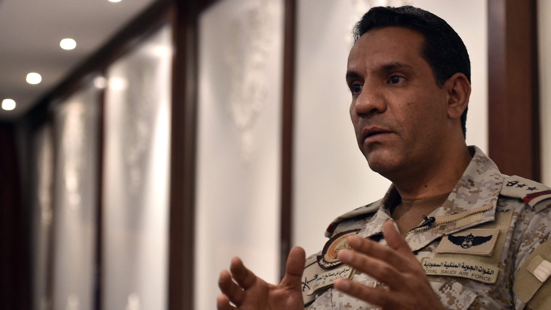 السعودية صباح الأحد.. تفاصيل هجوم حوثي كبير على مطار الملك خالد يكشفها "التحالف" وترامب يعلق