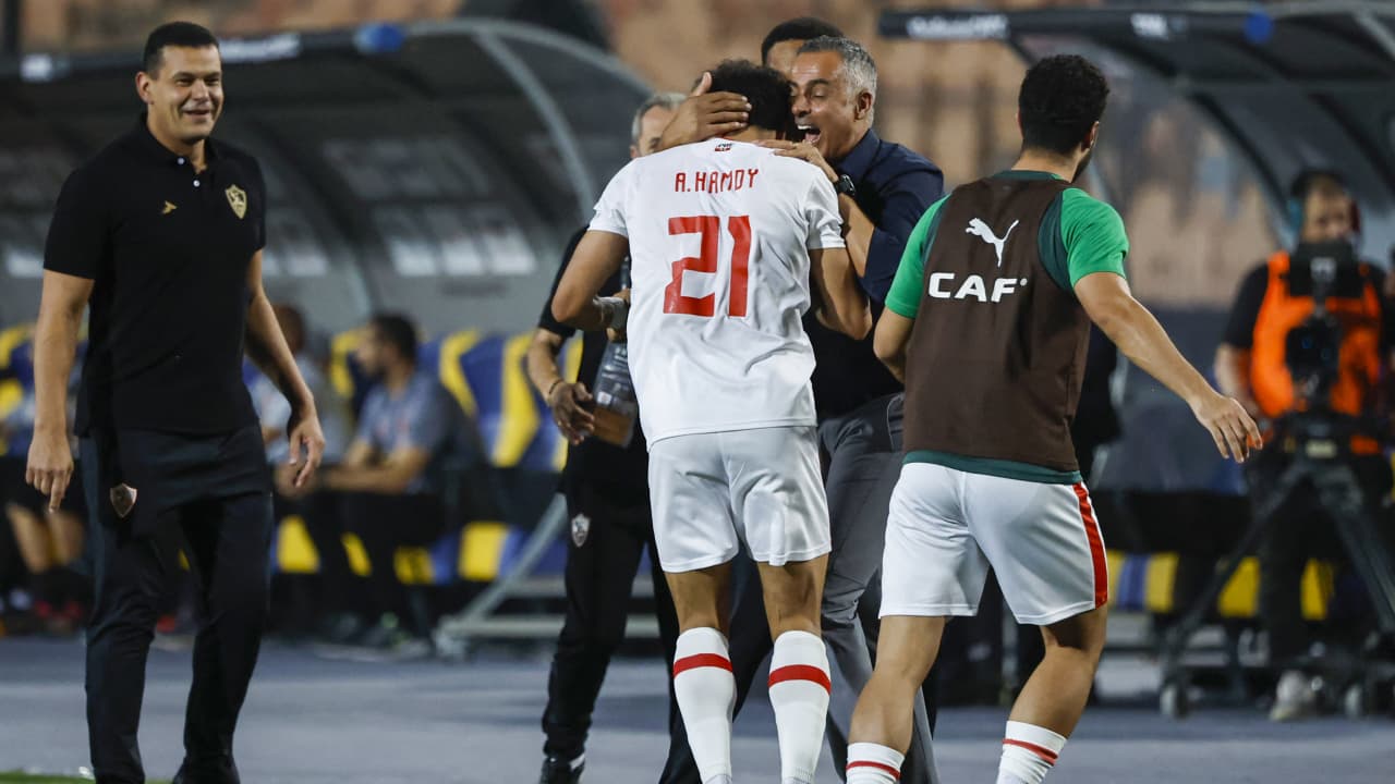 مدرب الزمالك "يثير ضجة" بعد دفعه للحكم خلال مباراة في الدوري المصري