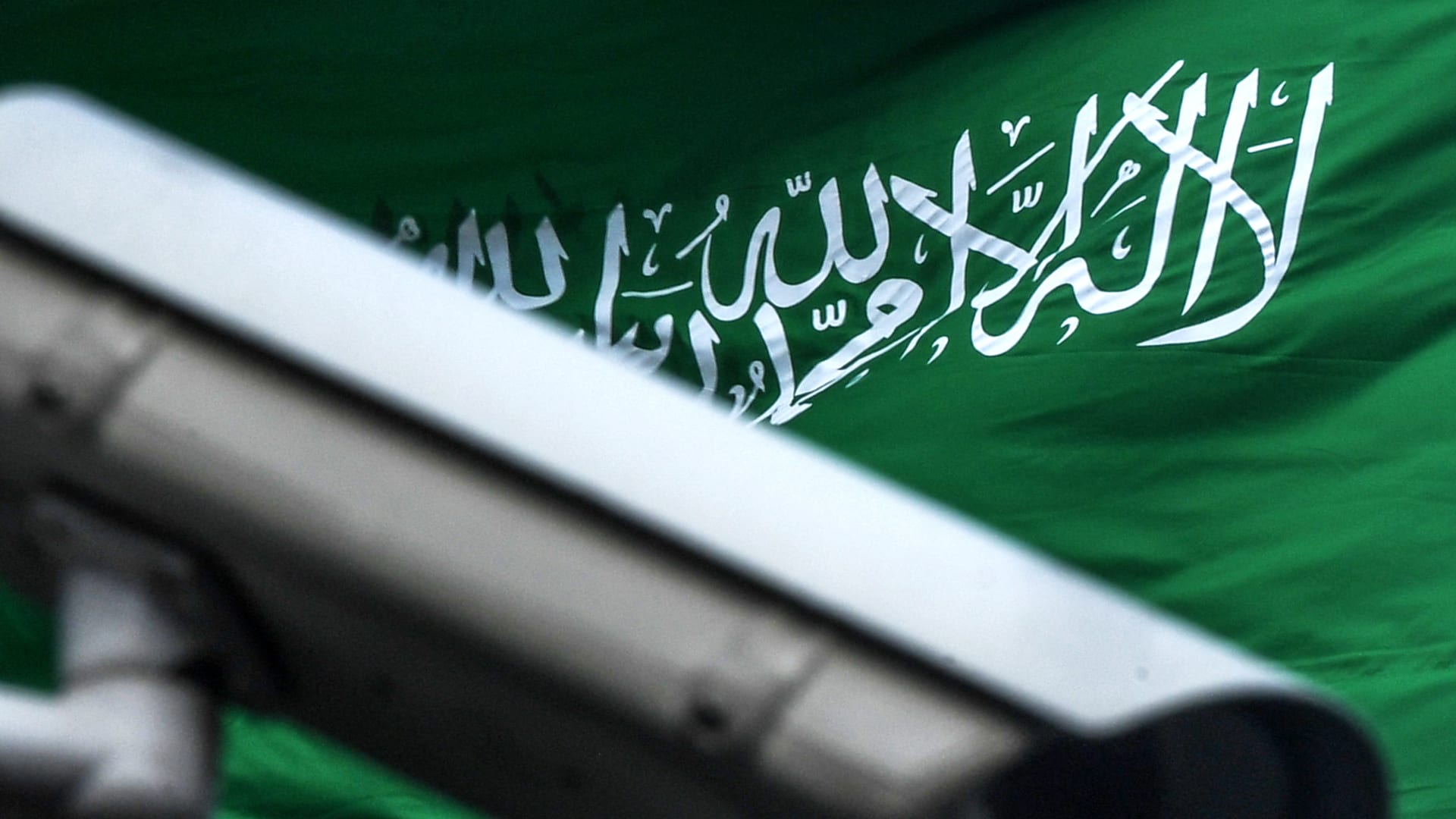 صورة أرشيفية تعبيرية تظهر العلم السعودي خلف كاميرا في قنصلية المملكة باسطنبول بتركيا 