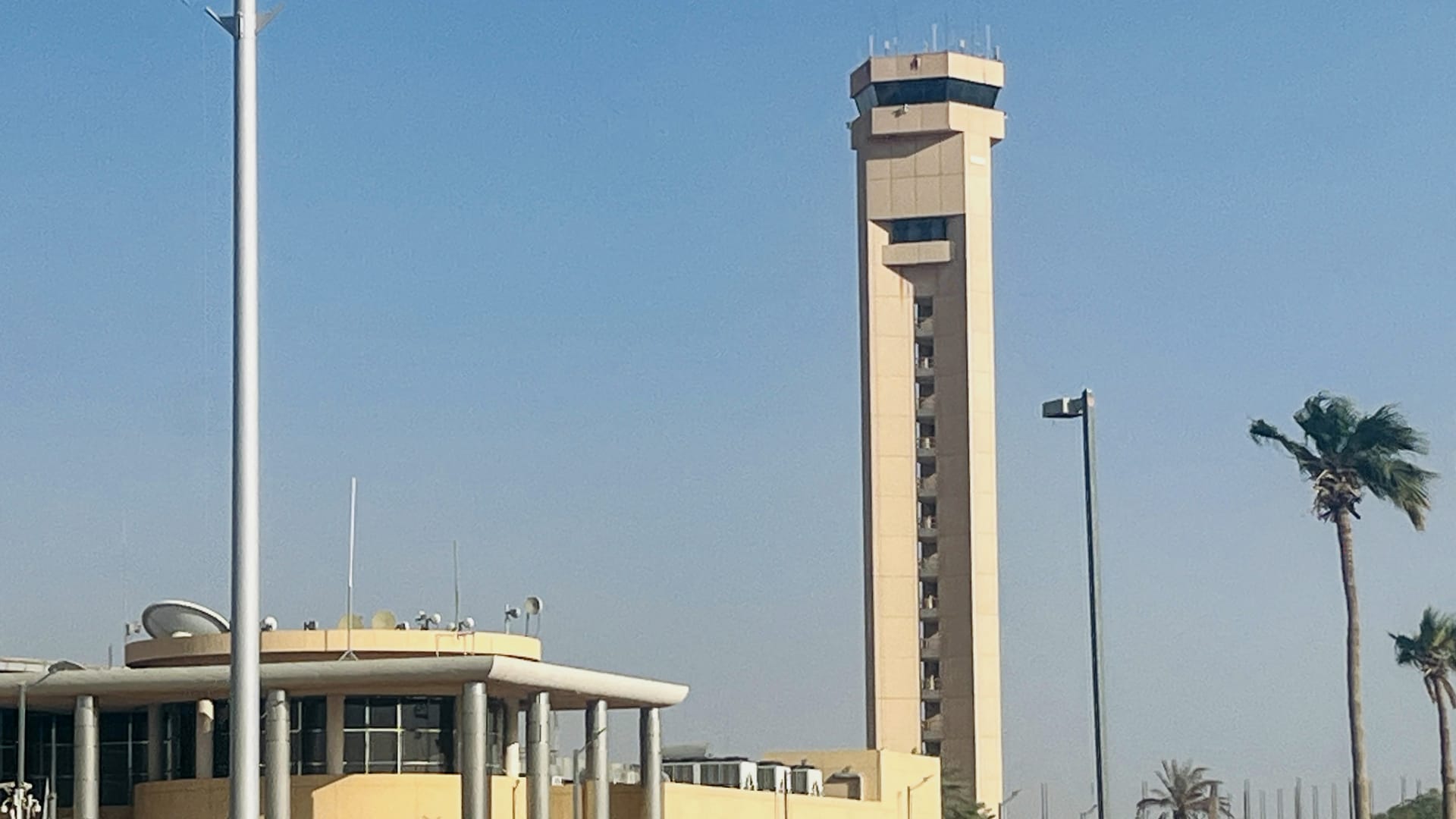 هيئة الطيران المدني في السعودية: تعليق عمليات مطار الملك خالد الدولي بالرياض