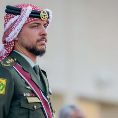 في دقيقة.. تعرف على الأوسمة والشارات التي يحملها الأمير الحسين