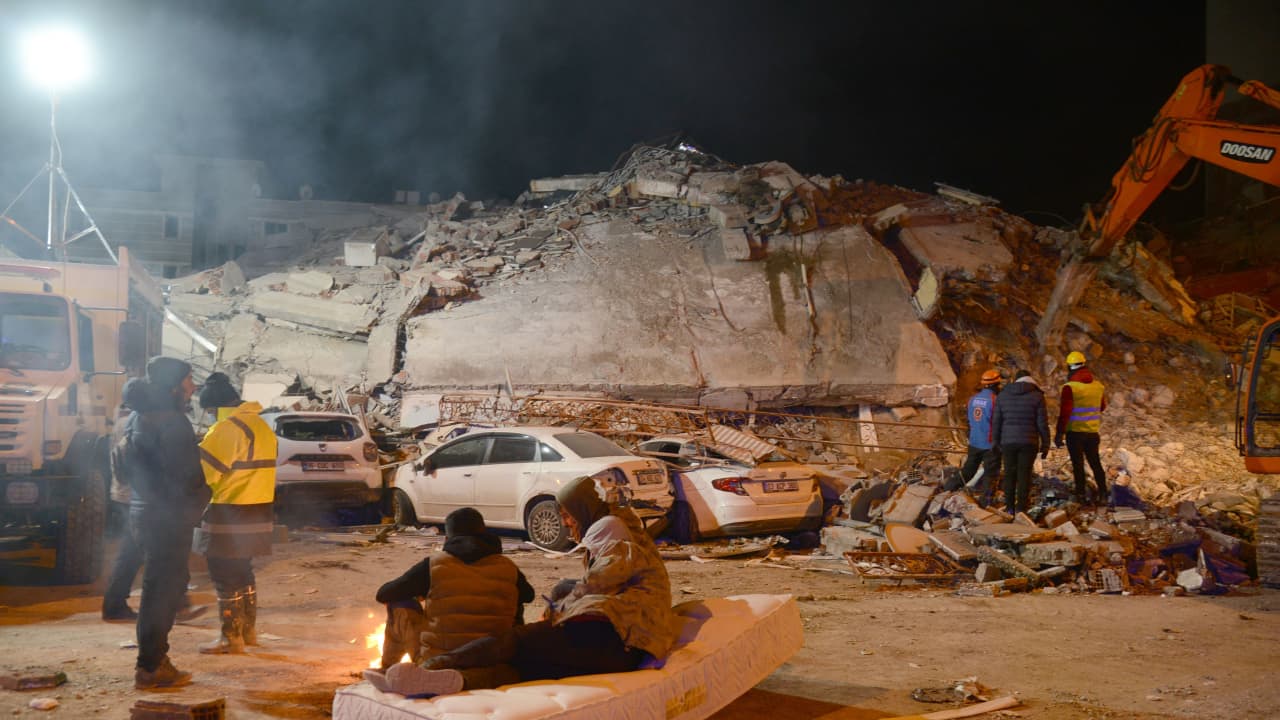 أحدث حصيلة لقتلى ومصابي زلزال الاثنين في تركيا وسوريا - CNN Arabic
