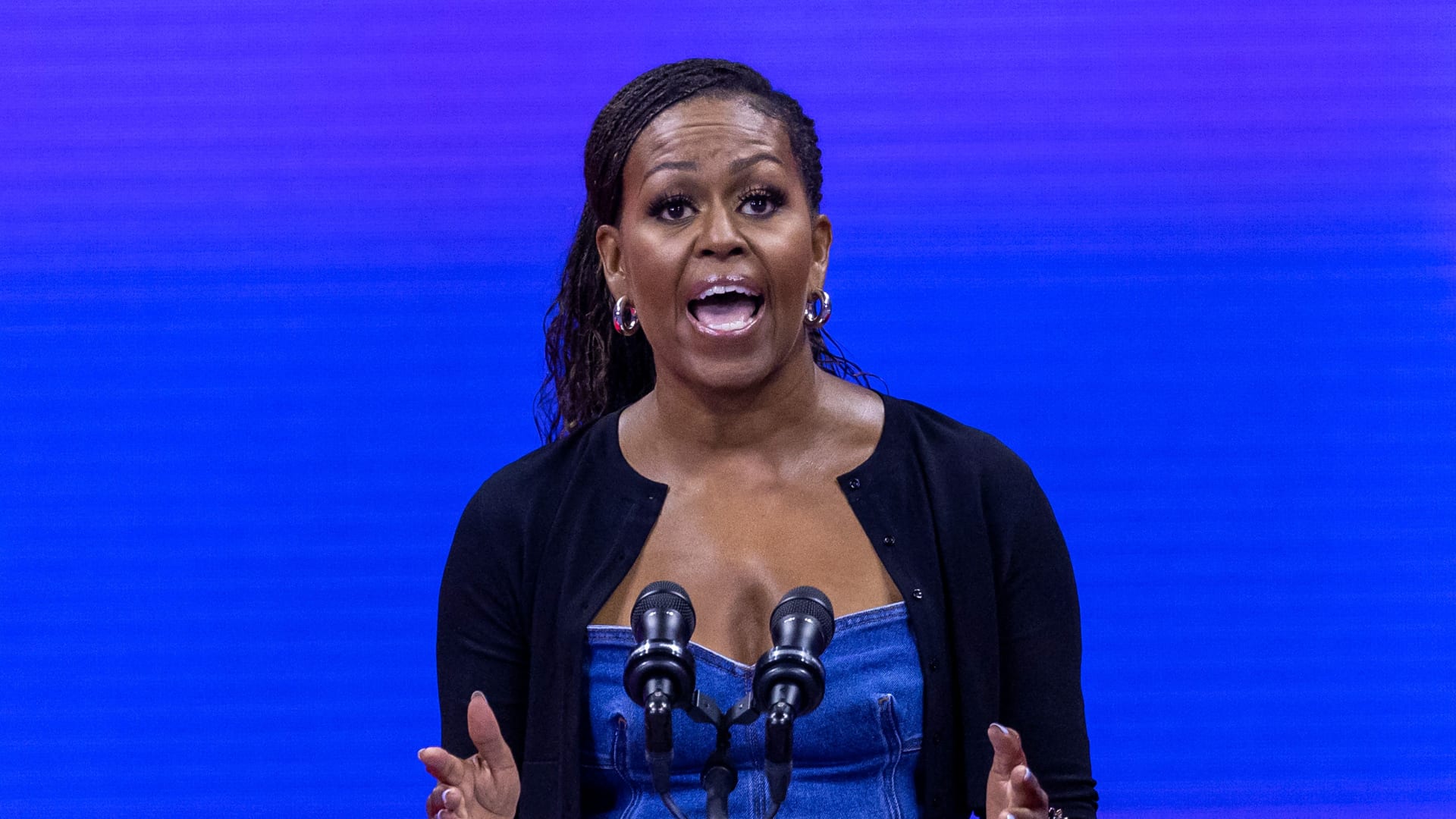 ميشيل أوباما "مرعوبة" بشأن نتيجة الانتخابات الرئاسية الأمريكية